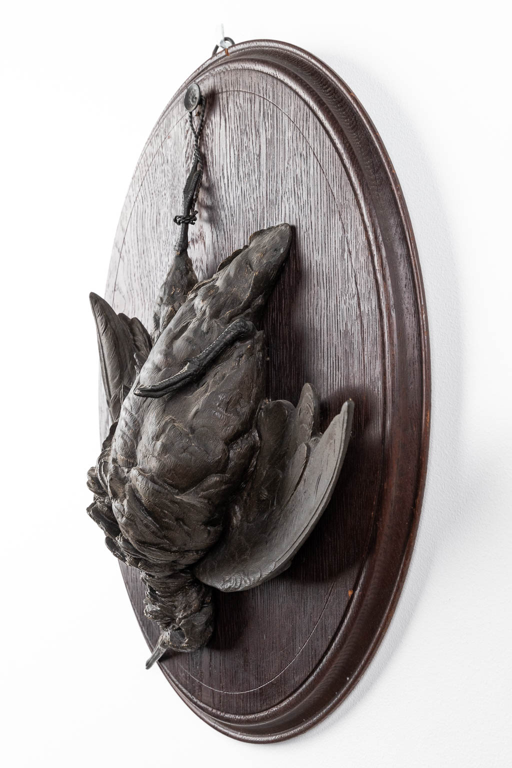 A pair of wall-mounted 'Hunting Trophies', patinated bronze mounted on wood. (D:7 x W:33 x H:46 cm) - Image 8 of 15