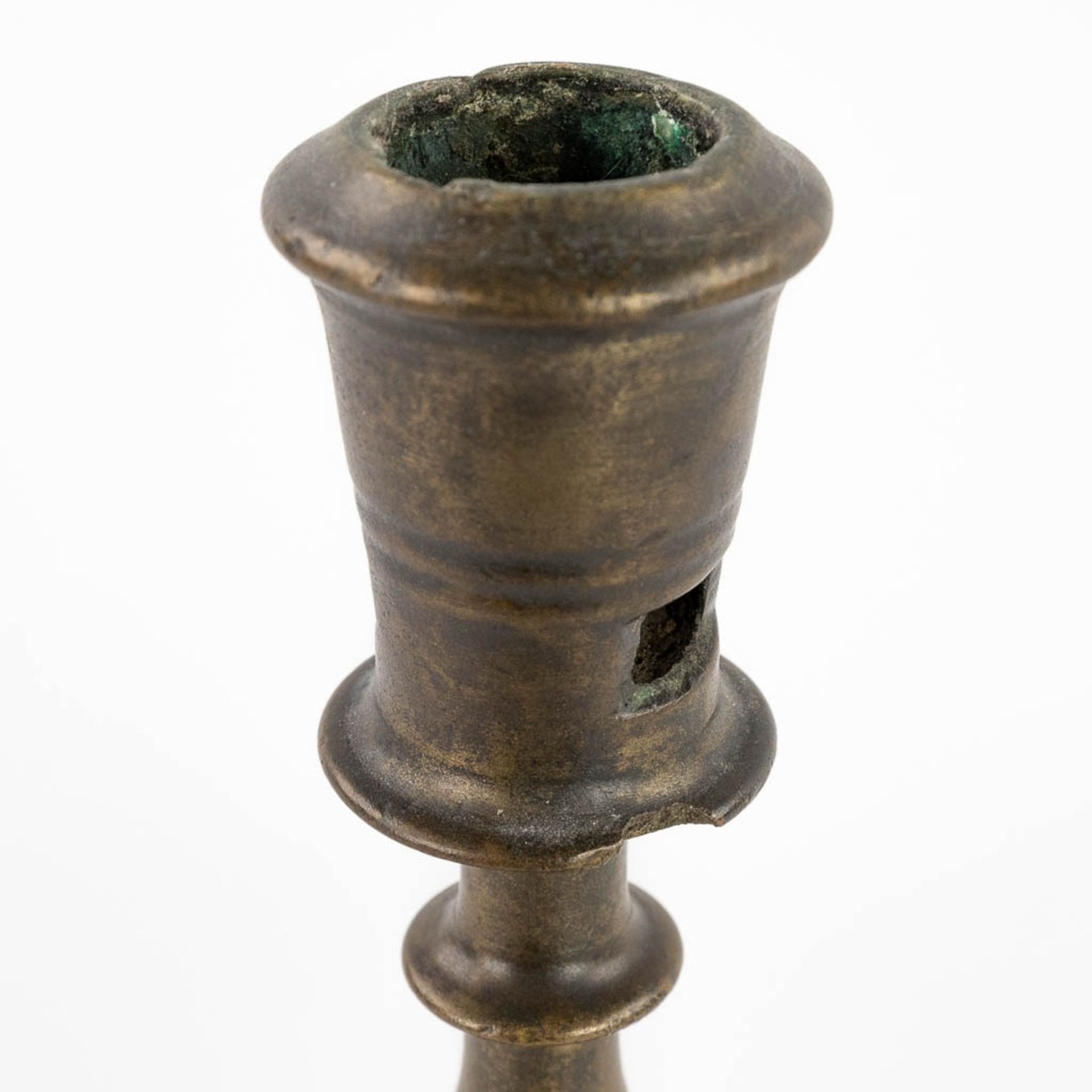 An antique Flemish or Dutch Button candlestick, bronze, 17th C (H:25 x D:13,3 cm) - Image 8 of 9