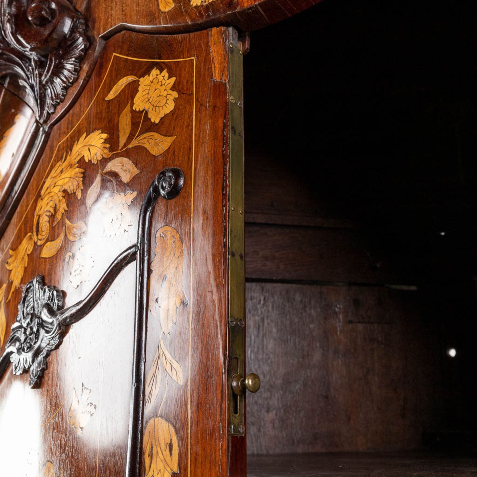 An antique corner cabinet with marquetry in Louis XV style. The Netherlands, 18th C. (D:56 x W:105 x - Image 17 of 21