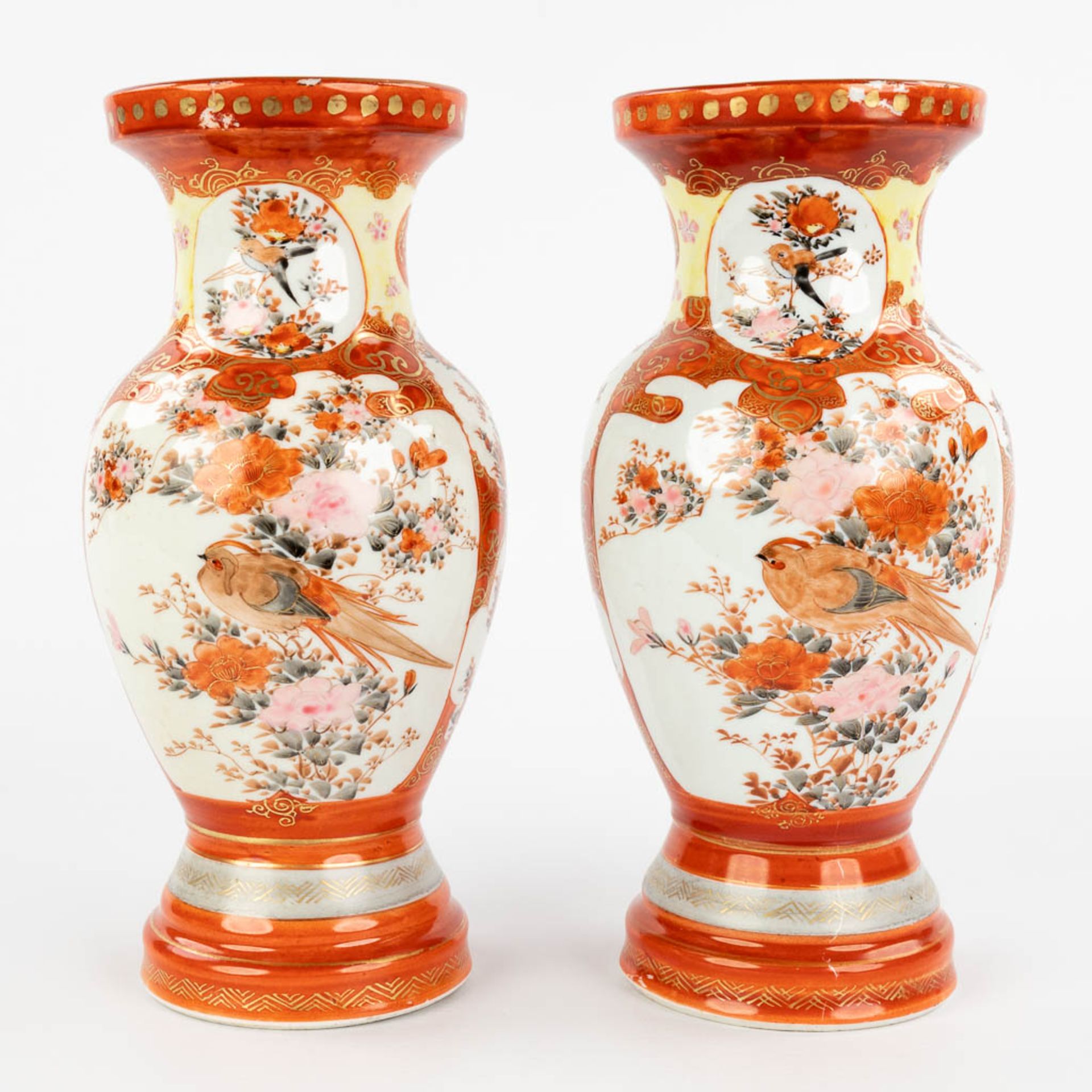 A pair of Japanese 'Kutani' vases, Meiji period, 19th C. (H:24,5 x D:11 cm) - Bild 4 aus 14