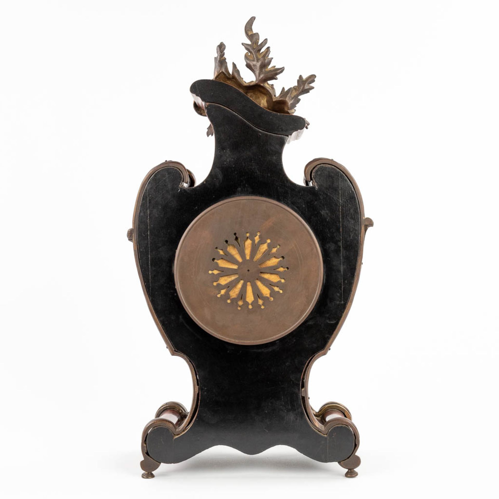 A mantle clock, tortoiseshell finished with gilt bronze in Louis XV style. 19th C. (D:14 x W:28 x H: - Bild 5 aus 12