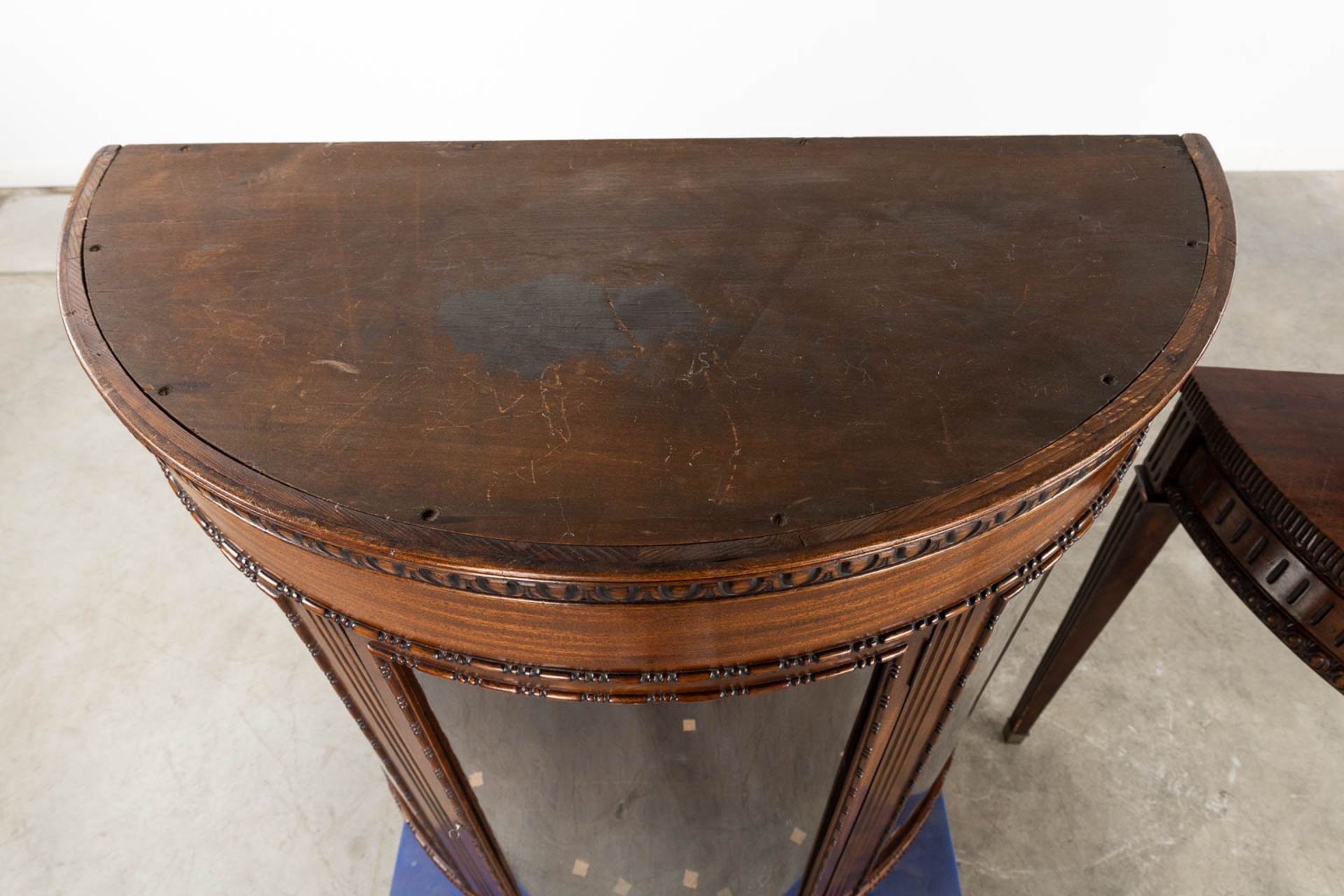 A display cabinet on a stand, Louis XVI style, 20th C. (D:50 x W:107 x H:179 cm) - Image 13 of 14