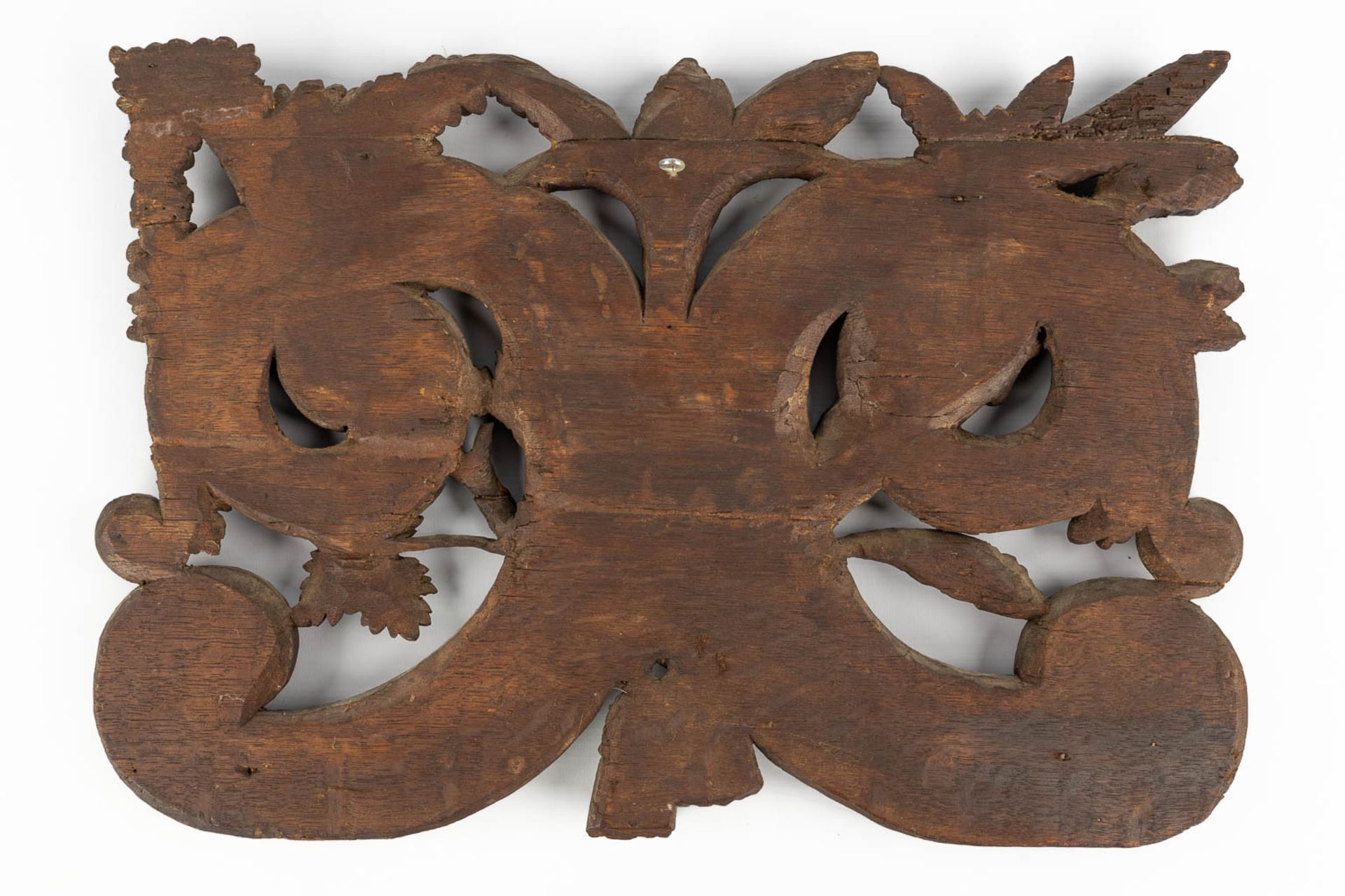 A pair of wood-sculptured panels, decorated with grapes, corn and wheat. 18th C. (W:51 x H:35 cm) - Bild 10 aus 13