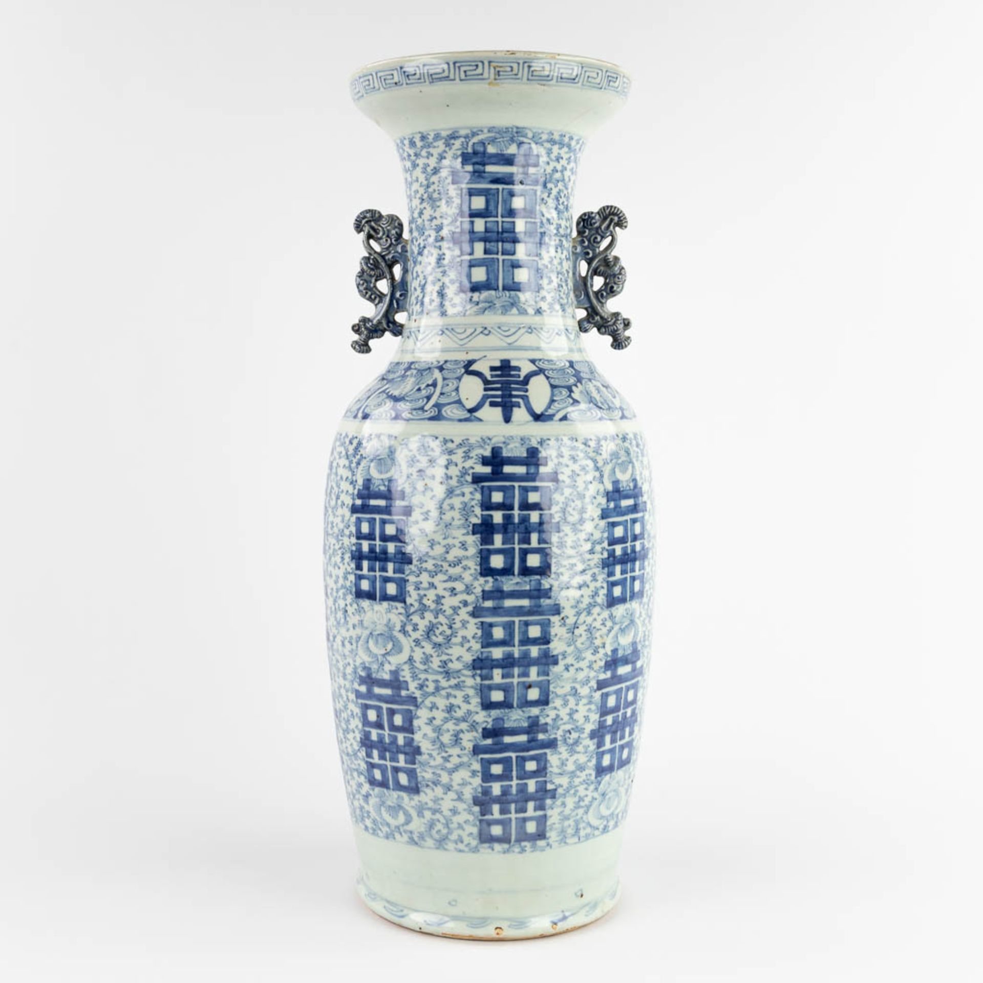 A Chinese vase, blue-white with a Double Xi, sign of happiness. 19th/20th C. (H:62 x D:25 cm) - Bild 5 aus 13