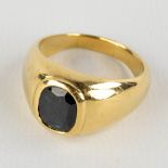 A yellow gold ring with a large facetted sapphire. 22,56g.