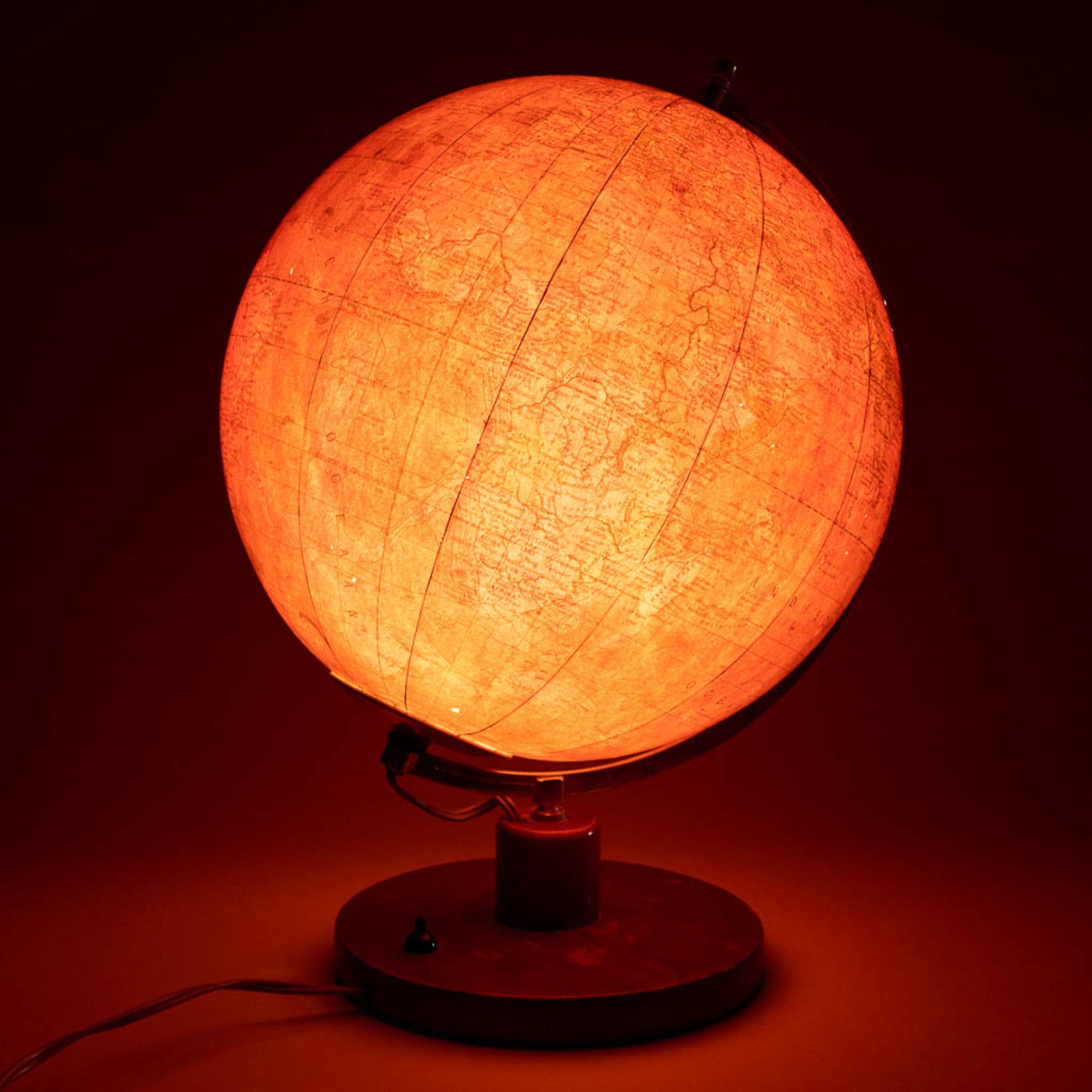 A mid-century globe on a wood base, with illumination. Glass, Circa 1960. (H:46 x D:33 cm) - Image 2 of 16