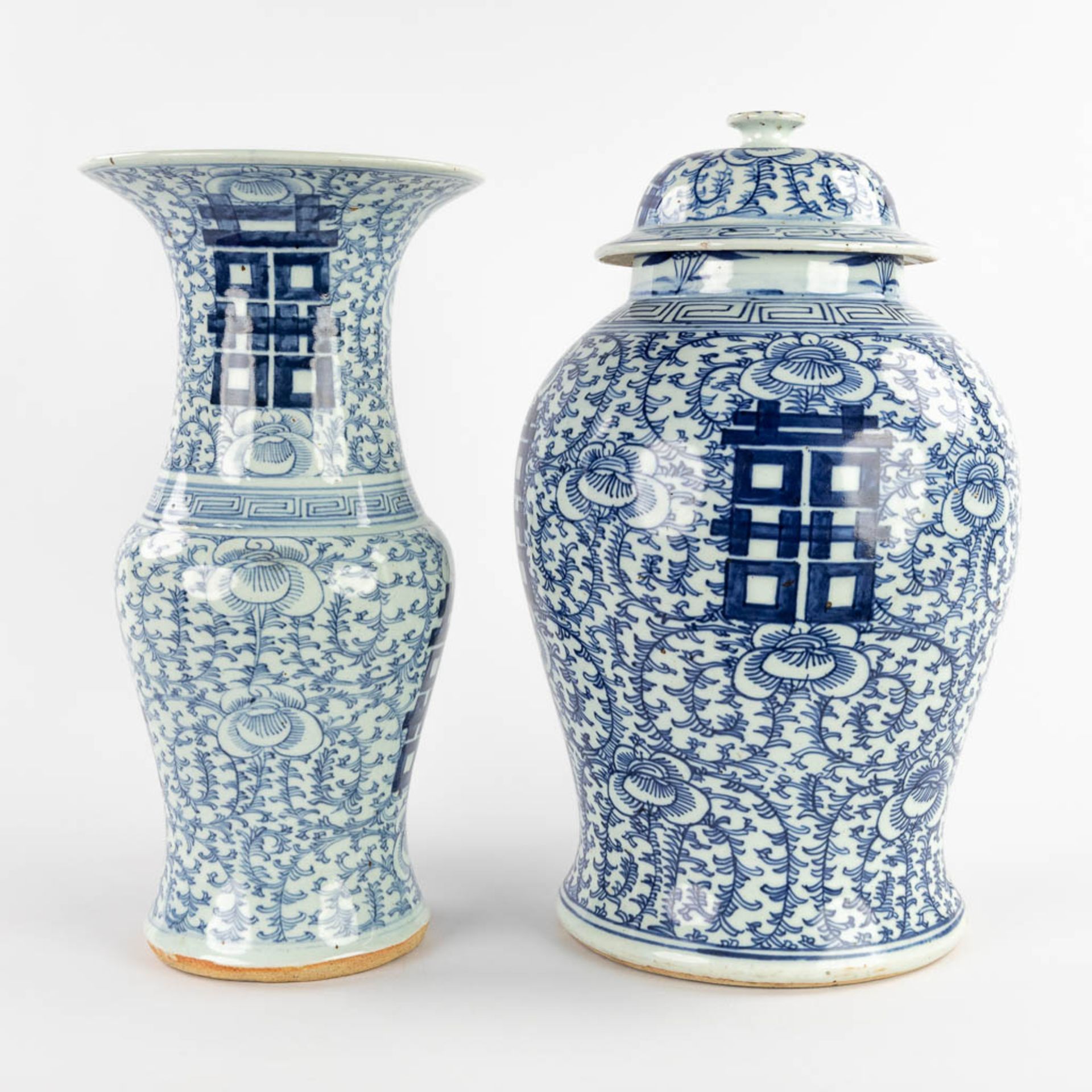 Two Chinese blue-white vases with double Xi-signs of happiness. 19th/20th C. (H:42 x D:25 cm) - Bild 4 aus 18