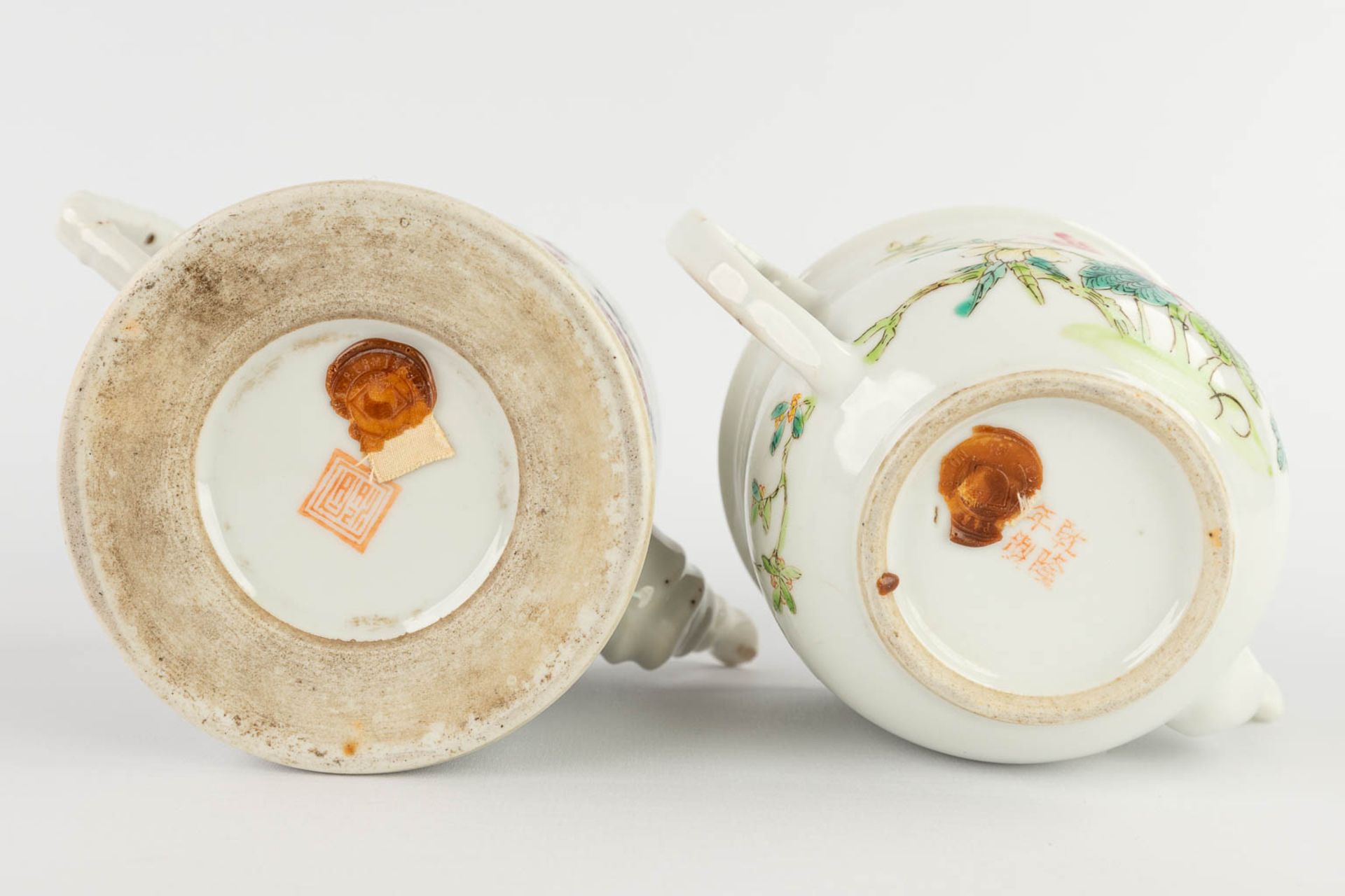 Five pieces of Chinese porcelain, decorated with hand-painted images. 19th/20th C. (H:19 x D:9 cm) - Bild 14 aus 20