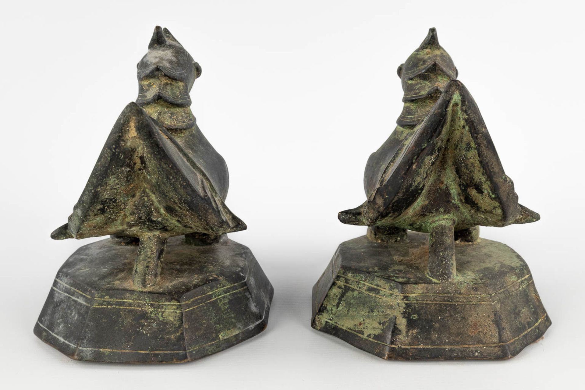 A pair of Oriental figurines, decorated with mythological figurines. Bronze. (D:17 x W:18 x H:22 cm) - Image 5 of 10
