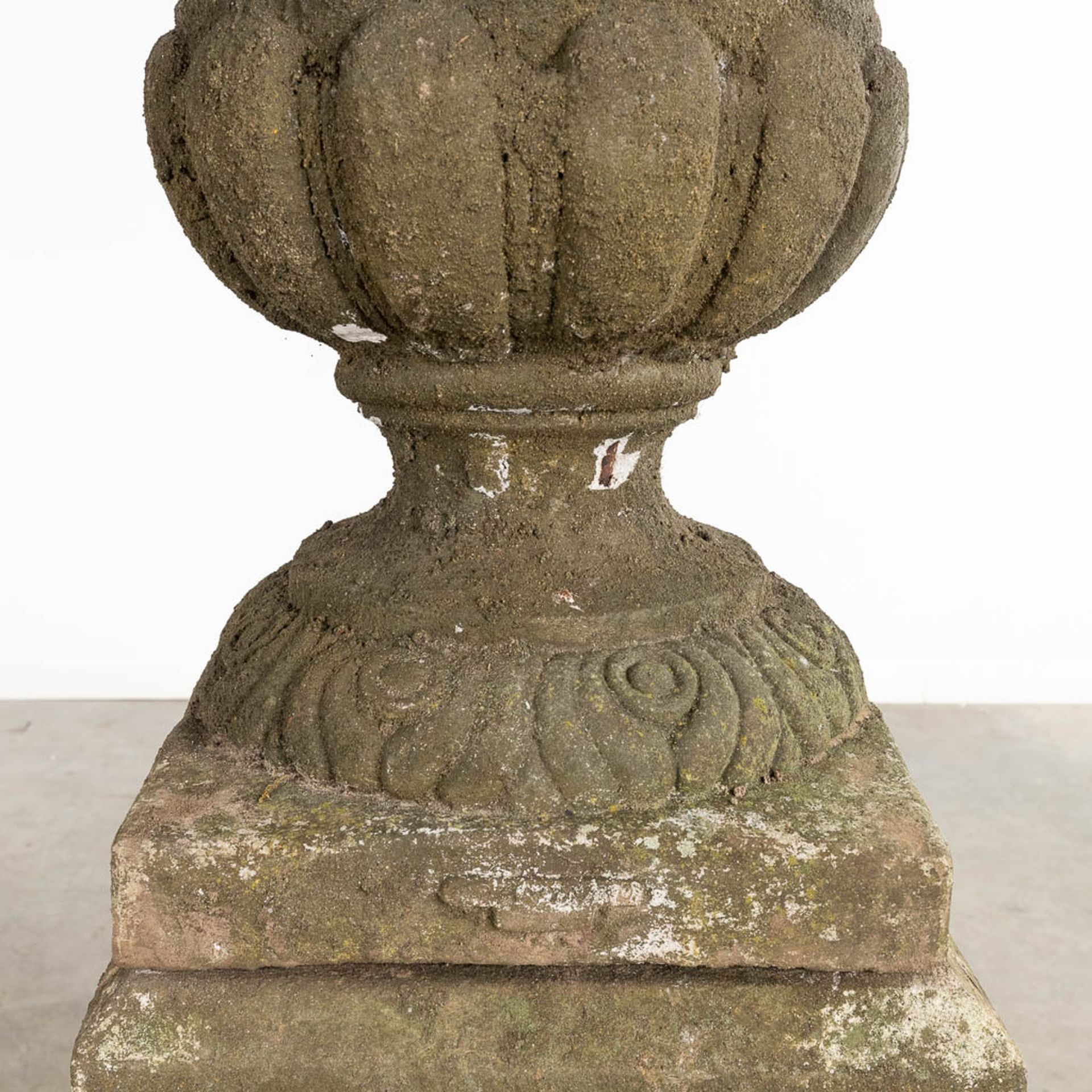 A pair of large urns with a lid, standing on a pedestal, concrete, 20th C. (D:50 x W:67 x H:173 cm) - Image 6 of 8