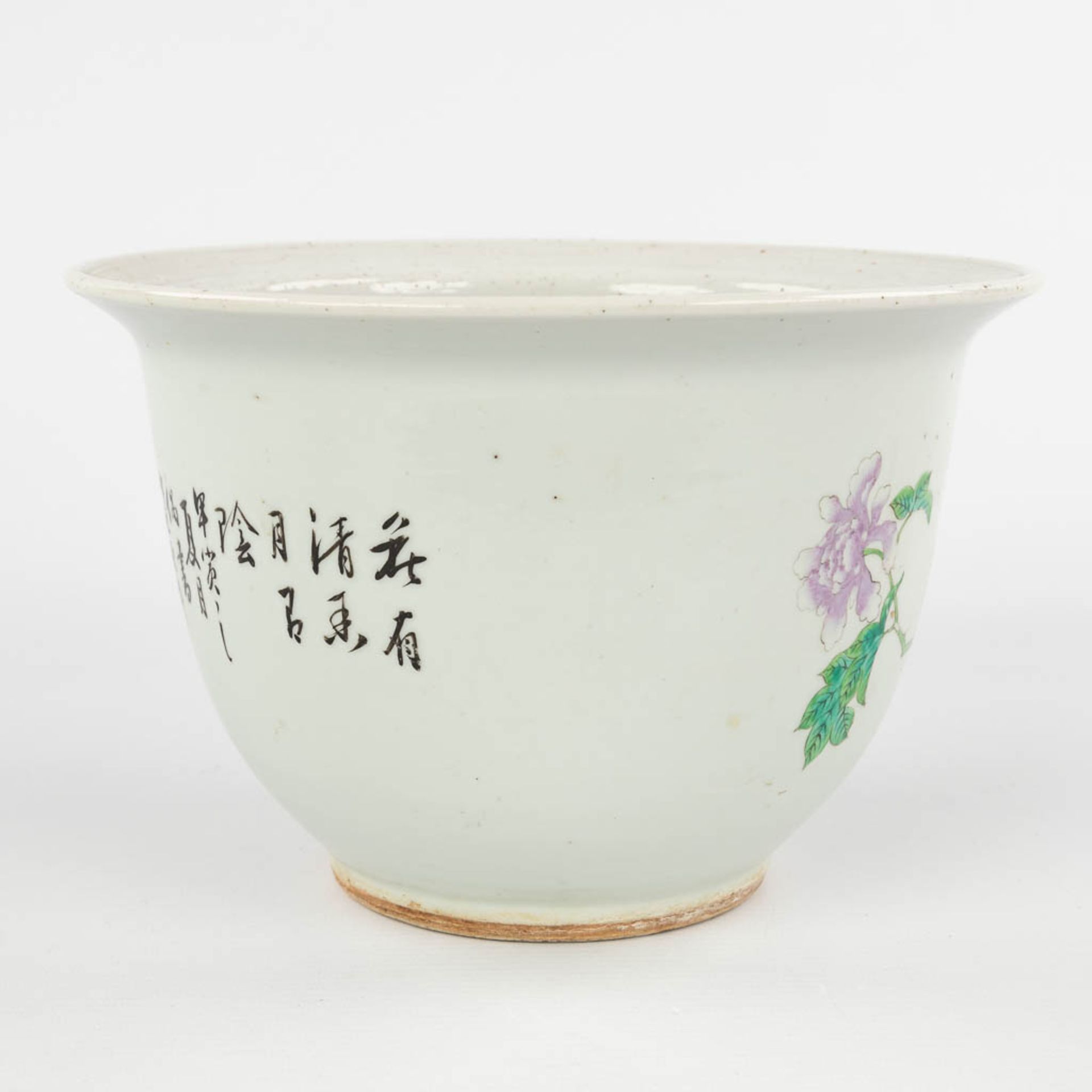 A Chinese Famille Rose cache pot, decorated with flowers. 19th/20th C. (H:15,5 x D:23,5 cm) - Image 4 of 10