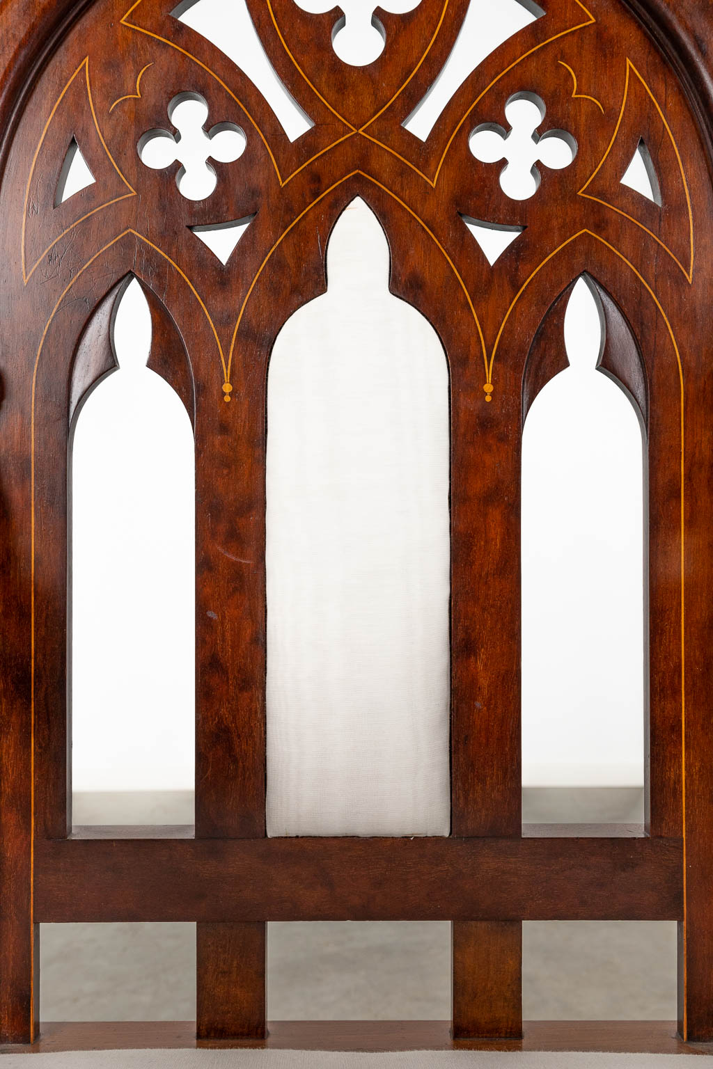 An exceptional set of 8 Thrones, sculptured wood in a gothic revival style. Circa 1880. (D:47 x W:56 - Image 10 of 11