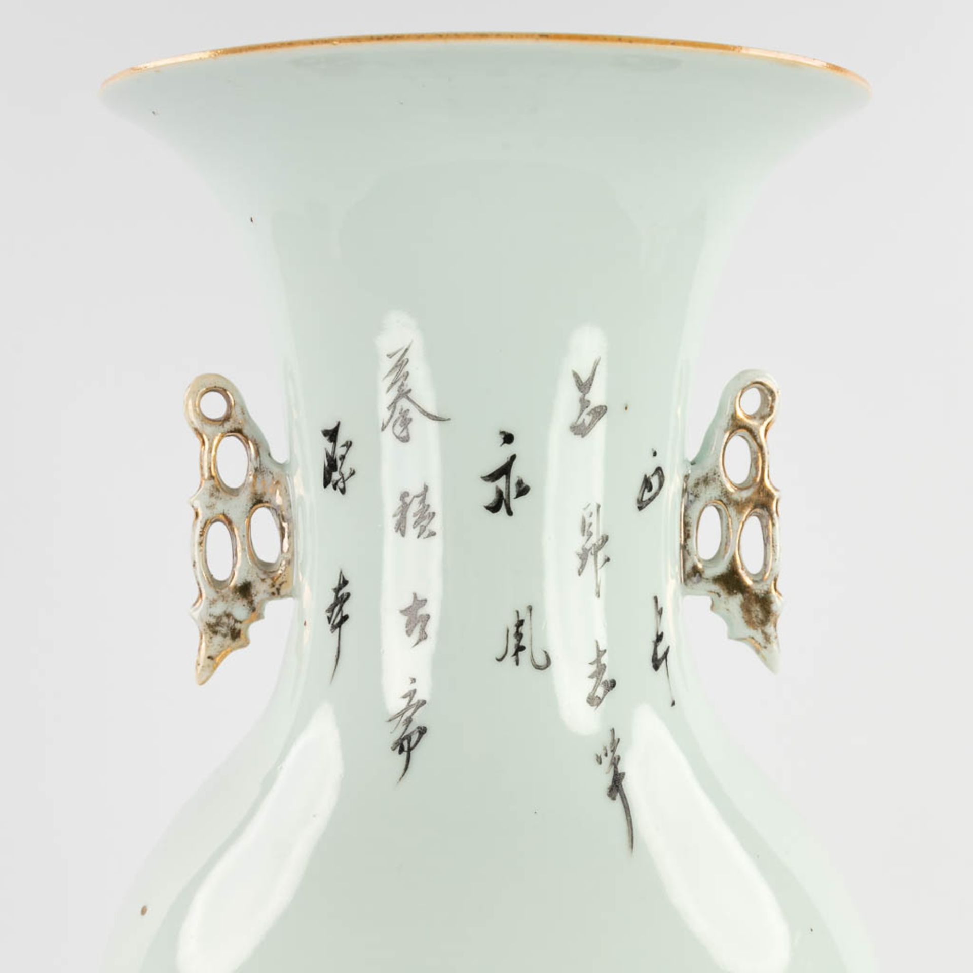 A Chinese vase decorated with a lady and children. 19th/20th C. (H:58 x D:22 cm) - Bild 12 aus 13