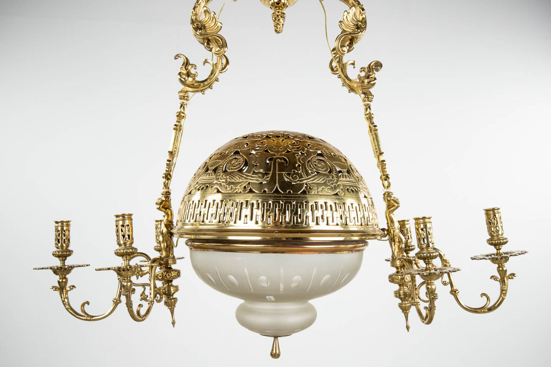 A large 'Lampe Belge' decorated with putti, bronze and glass. 20th C. (D:40 x W:94 x H:97 cm) - Image 7 of 12