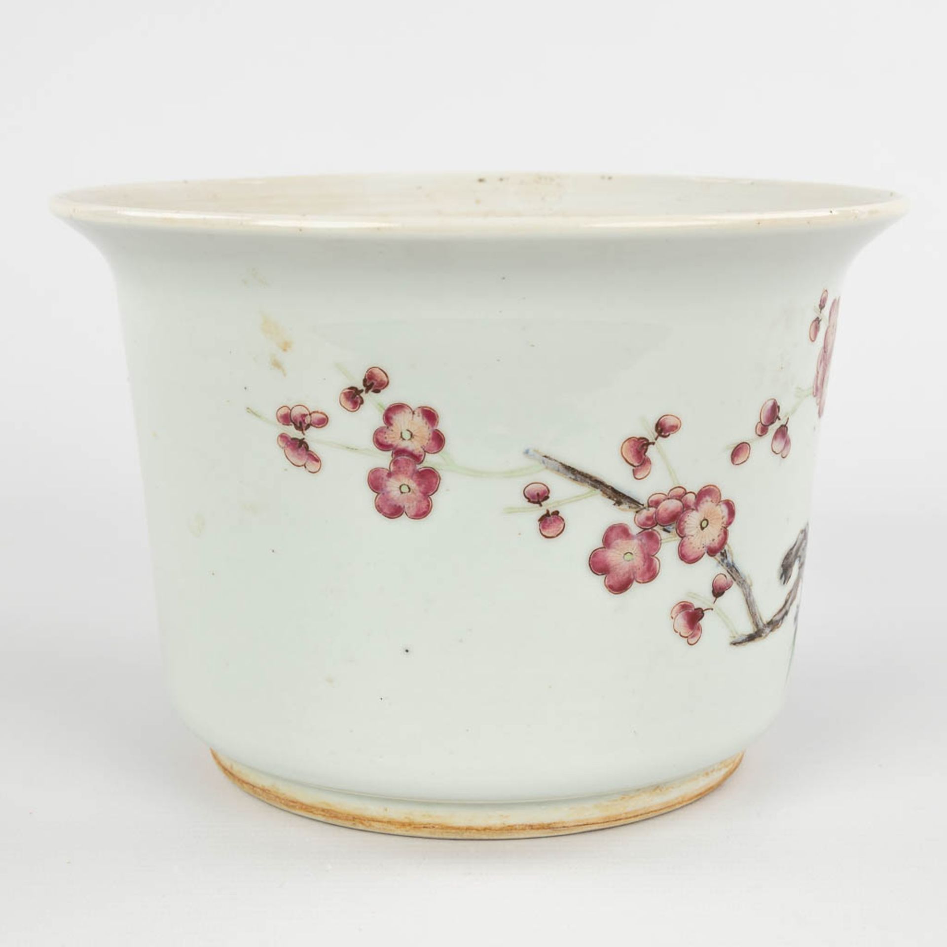 A Chinese flower pot, decorated with spring flowers, 19th/20th C. (H:15,5 x D:22 cm) - Image 4 of 12