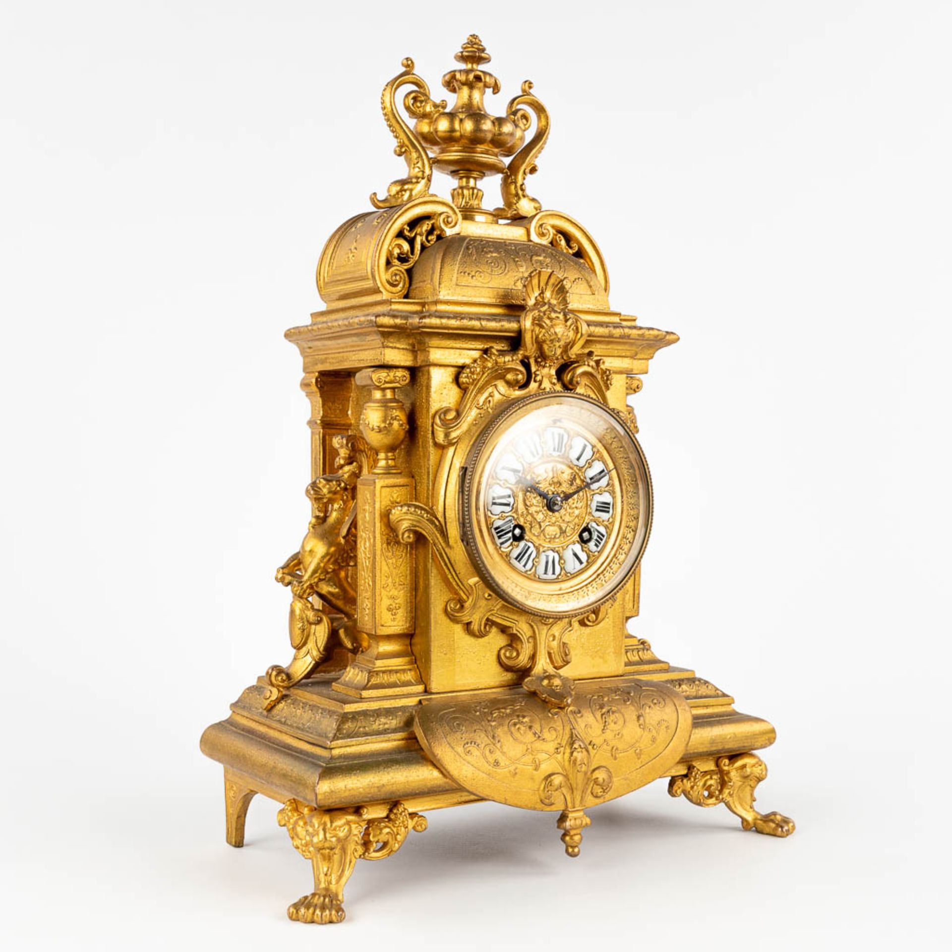 A mantle clock, Neoclassical style, gilt spelter. 19th C. (D:13 x W:27 x H:40 cm) - Image 4 of 13