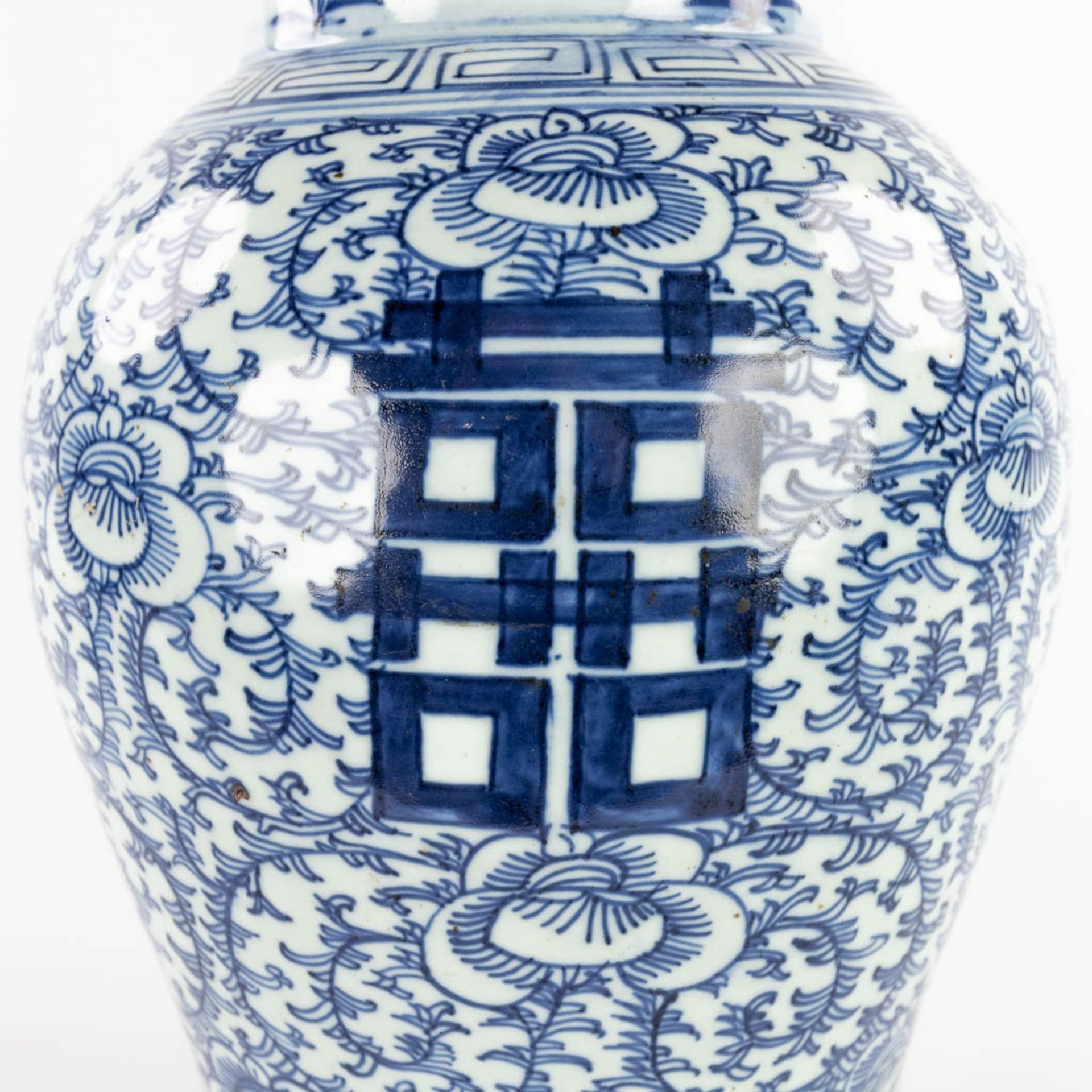 Two Chinese blue-white vases with double Xi-signs of happiness. 19th/20th C. (H:42 x D:25 cm) - Bild 18 aus 18