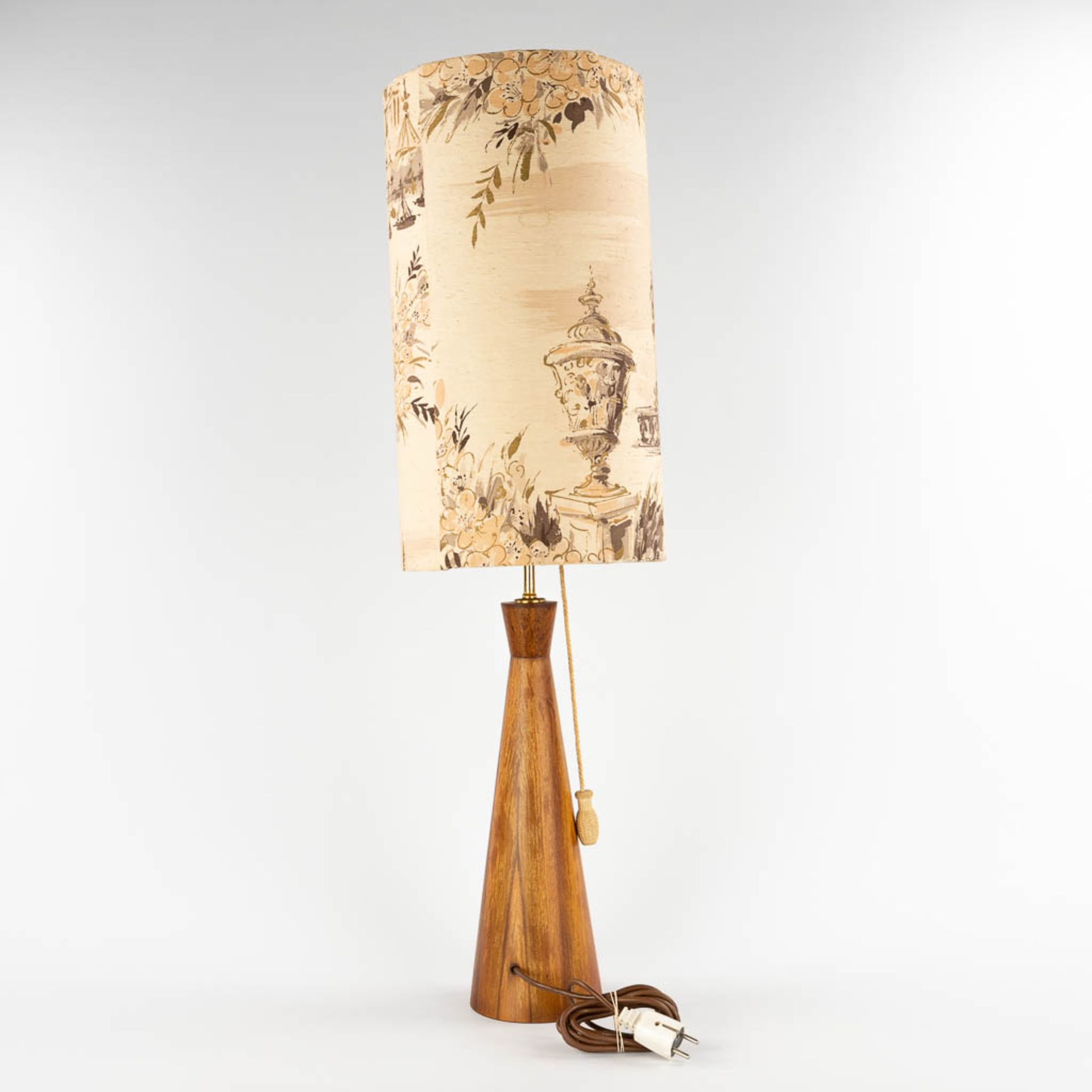 A mid-century Scandinavian table lamp, turned wood with the original lampshade. (H:101 x D:28,5 cm) - Bild 4 aus 10