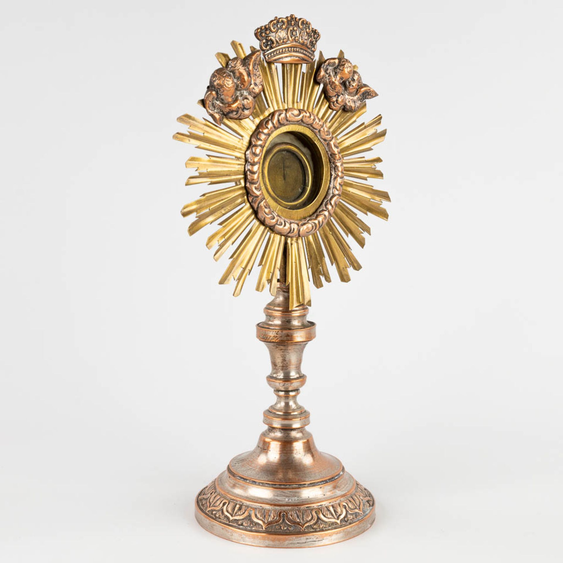 A small sunburst monstrance with a relic of the true cross. (D:11 x W:16 x H:29 cm) - Image 3 of 12