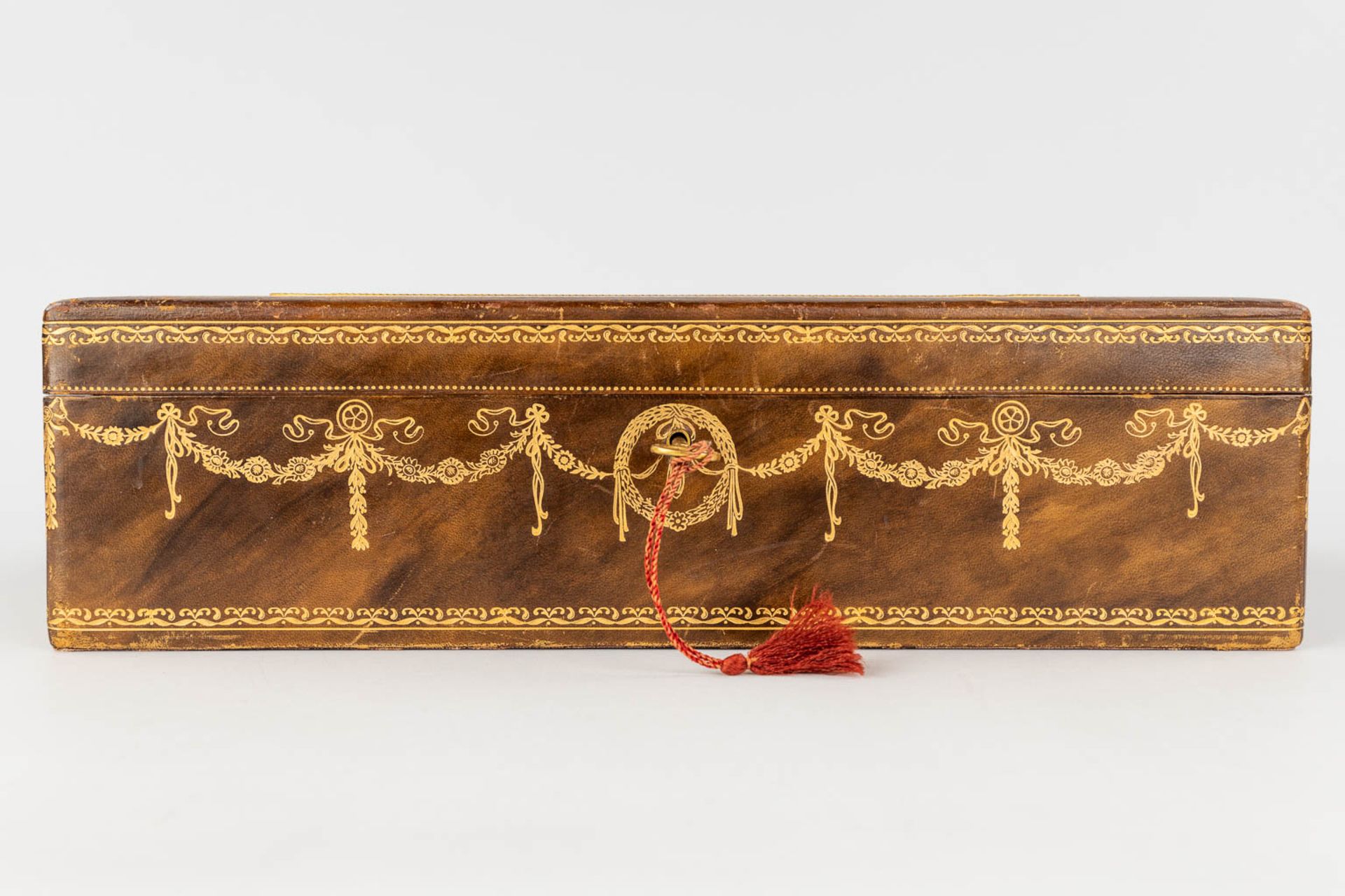 A decorative jewellery box with hand-painted decor. (D:28 x W:36,5 x H:11 cm) - Image 7 of 15