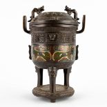 A Chinese bronze brûle parfum/censer with a champslevé decor. 19th C. (D:17 x W:21 x H:32 cm)