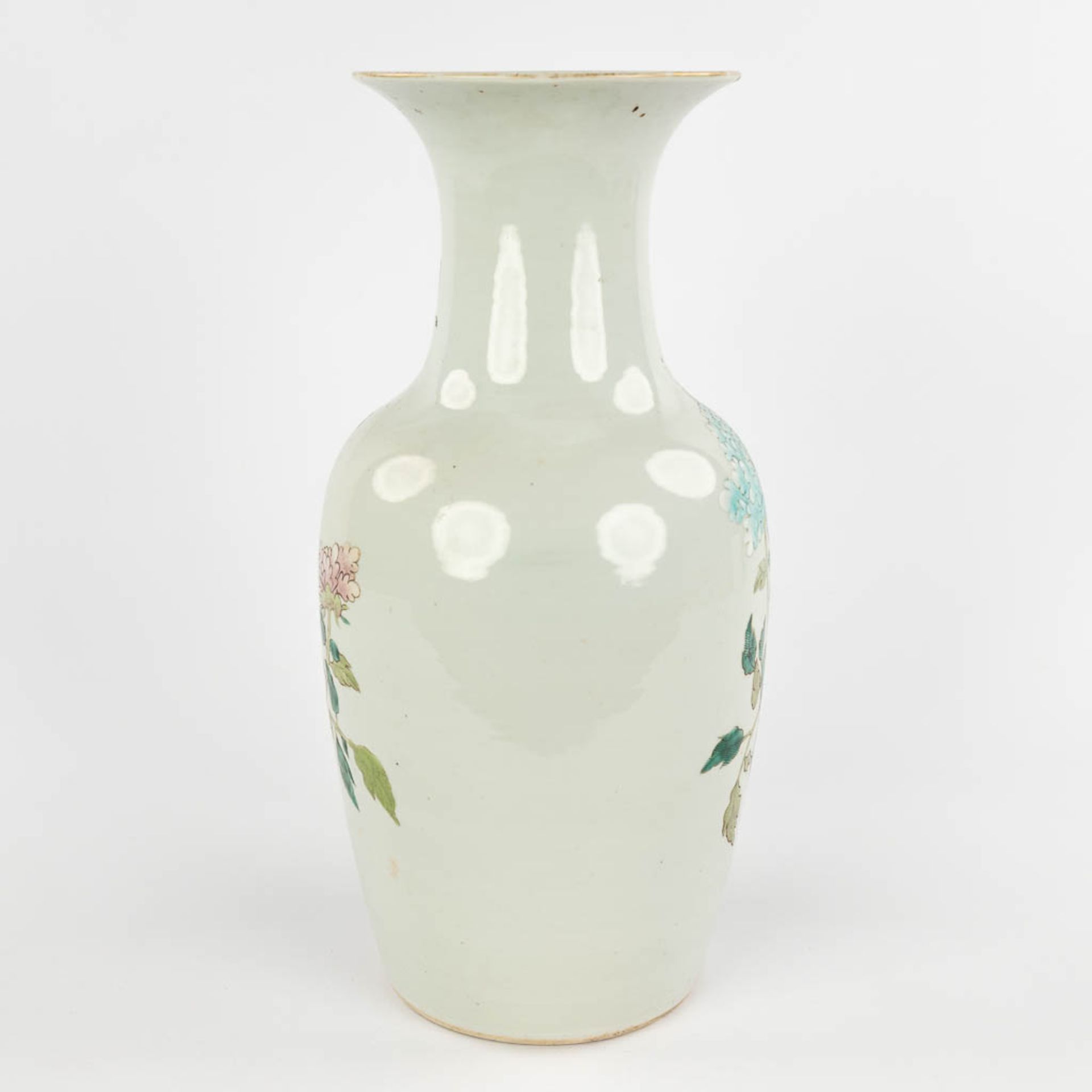 A Chinese vase, decorated with flowers and peonies. 19th/20th C. (H:20 x D:43,5 cm) - Bild 5 aus 15