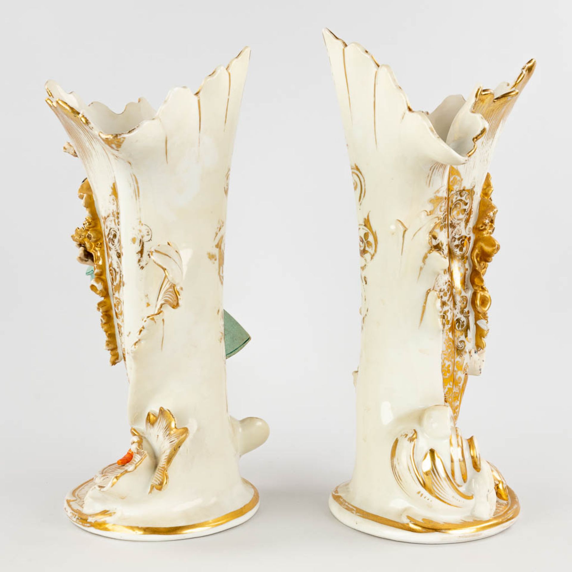 Vieux Bruxelles/Paris, a pair of vases decorated with figurines and hand-painted decors. 19th C. (D: - Bild 6 aus 15