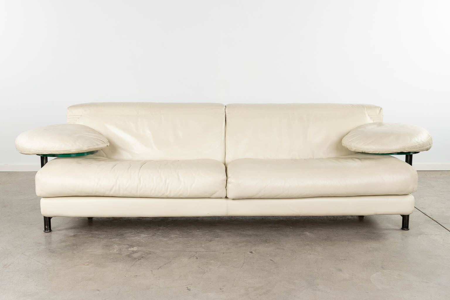 Paolo PIVA (1950-2017) 'Arca' for B&amp;B Italia. Two and Three seater leather sofa. (D:90 x W:250 x - Image 5 of 27