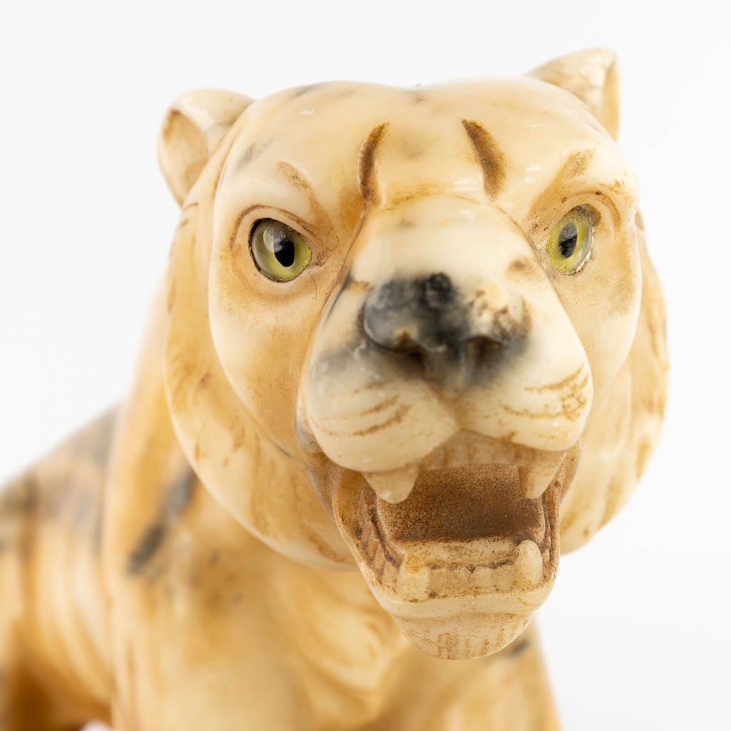 Figurine of a tiger, sculptured alabaster. 20th C. (D:13 x W:32 x H:27 cm) - Image 9 of 11