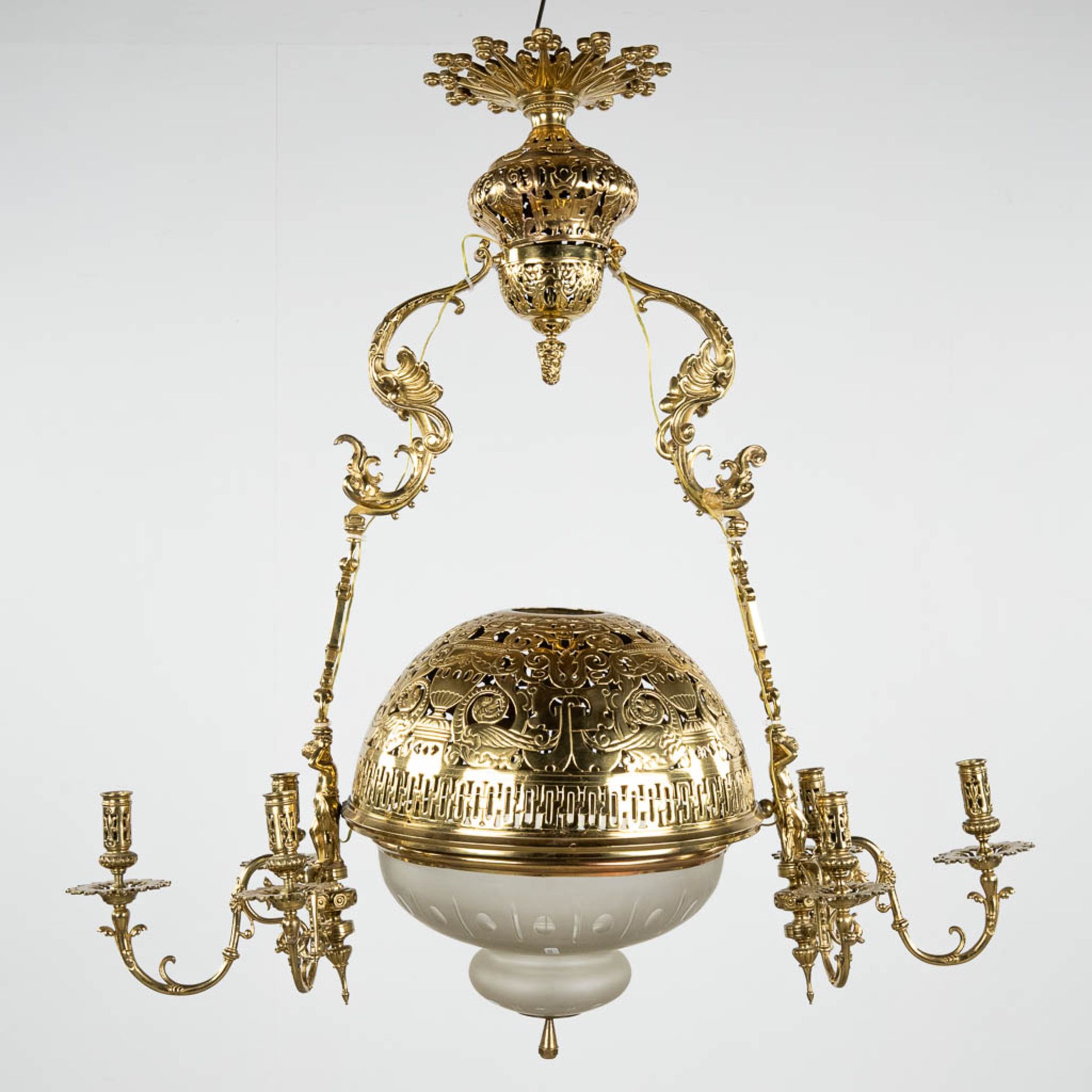 A large 'Lampe Belge' decorated with putti, bronze and glass. 20th C. (D:40 x W:94 x H:97 cm)