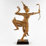 A decoratieve Balinese dancer, gilt metal. 20th C. (W:50 x H:75 cm)