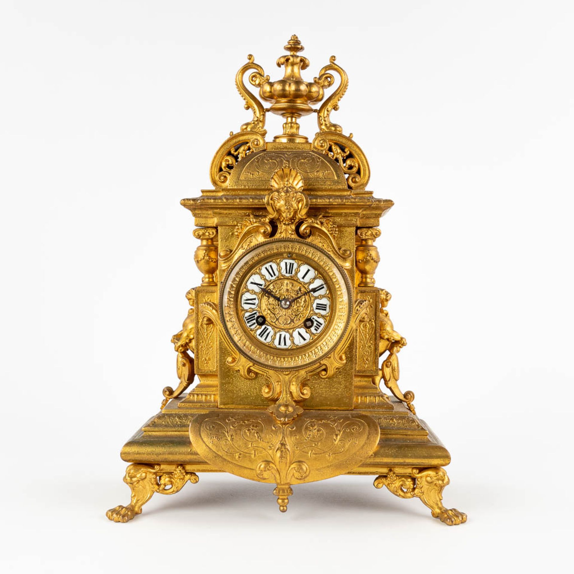 A mantle clock, Neoclassical style, gilt spelter. 19th C. (D:13 x W:27 x H:40 cm) - Image 3 of 13