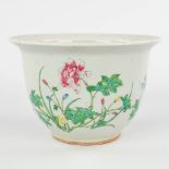 A Chinese Famille Rose cache pot, decorated with flowers. 19th/20th C. (H:15,5 x D:23,5 cm)