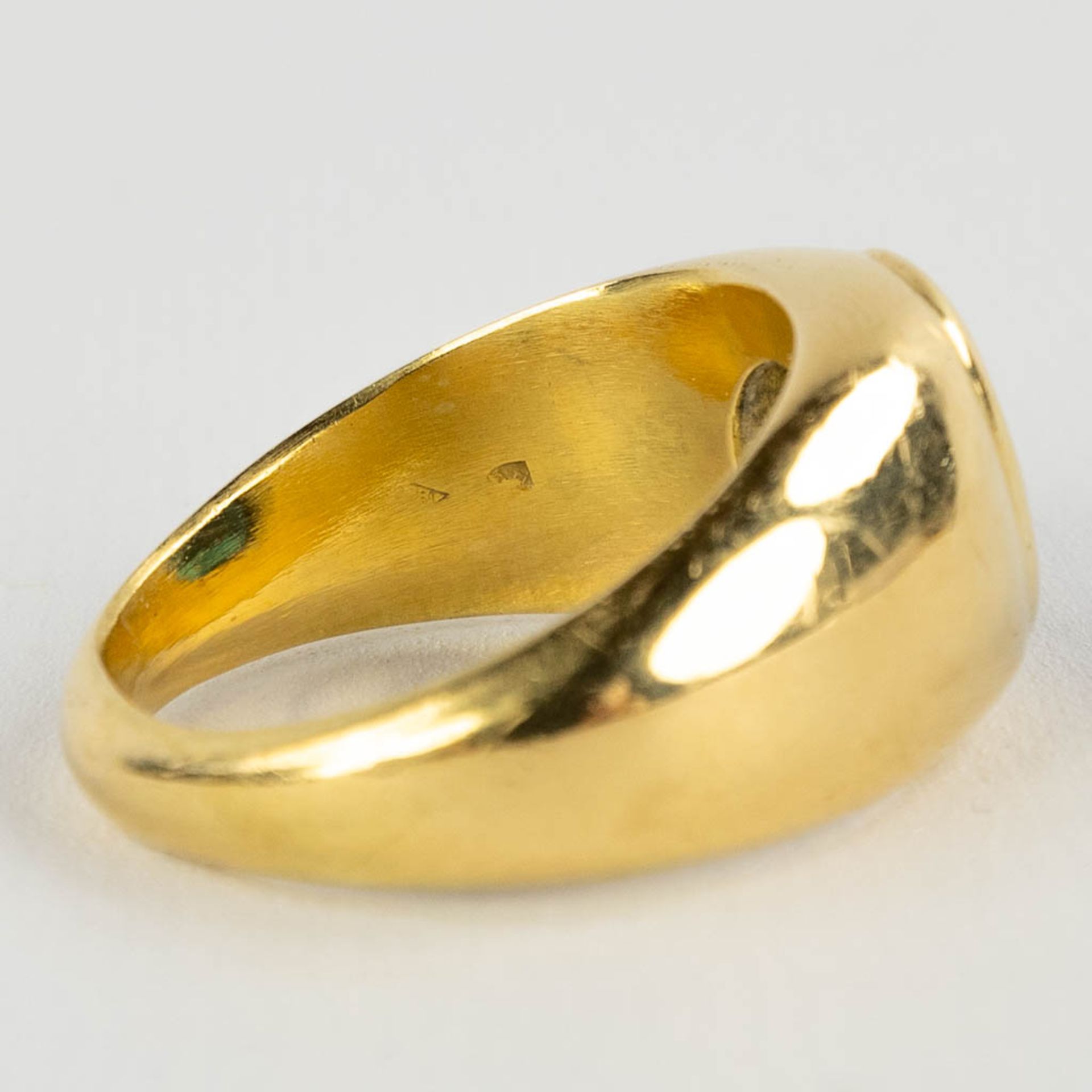 A yellow gold ring with a large facetted sapphire. 22,56g. - Image 9 of 9