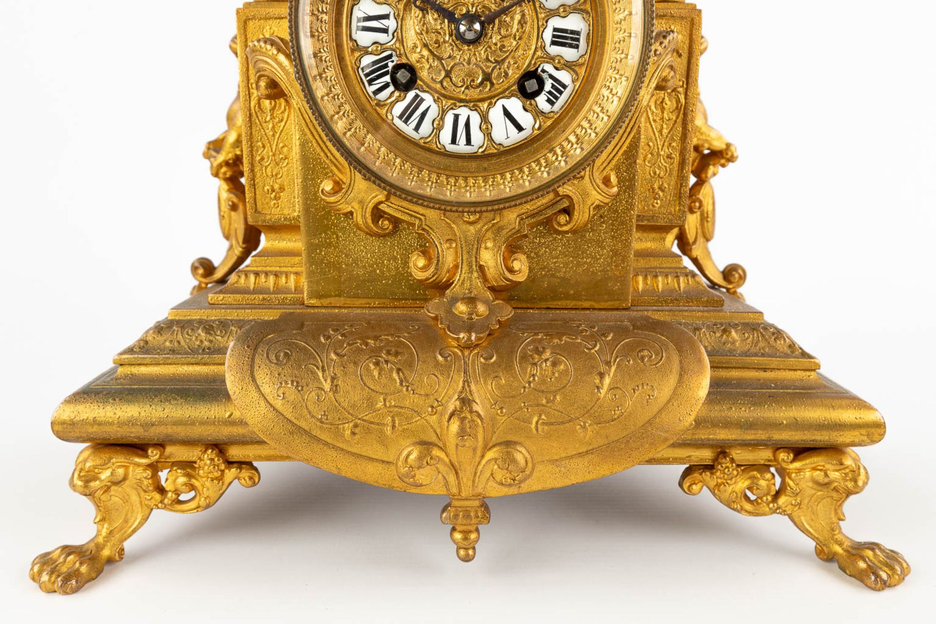 A mantle clock, Neoclassical style, gilt spelter. 19th C. (D:13 x W:27 x H:40 cm) - Image 12 of 13