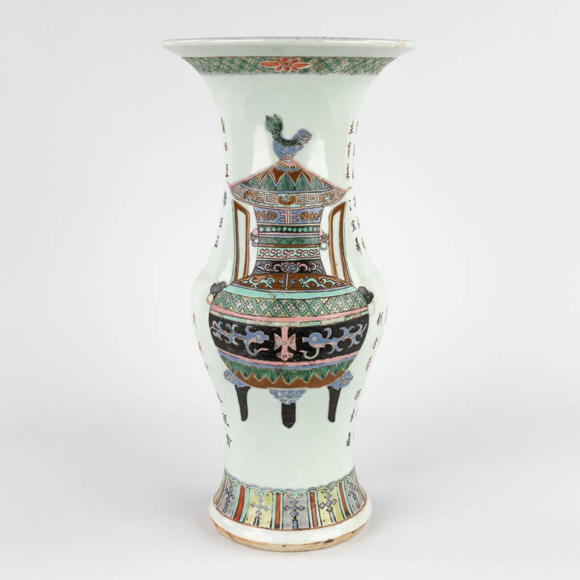 A Chinese Famille Rose Yenyen vase, 19th/20th C. (H:38 x D:20 cm)