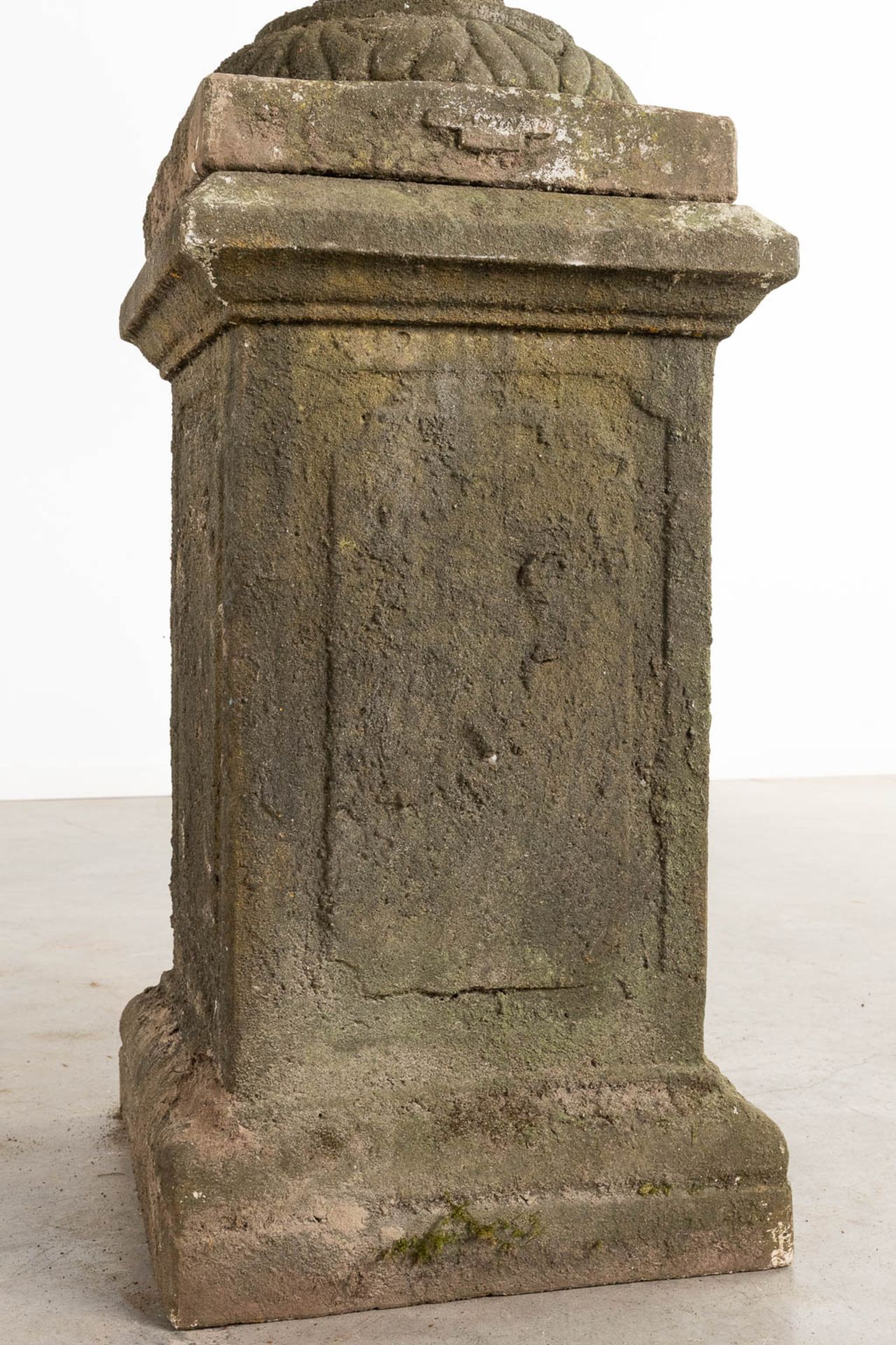 A pair of large urns with a lid, standing on a pedestal, concrete, 20th C. (D:50 x W:67 x H:173 cm) - Image 7 of 8