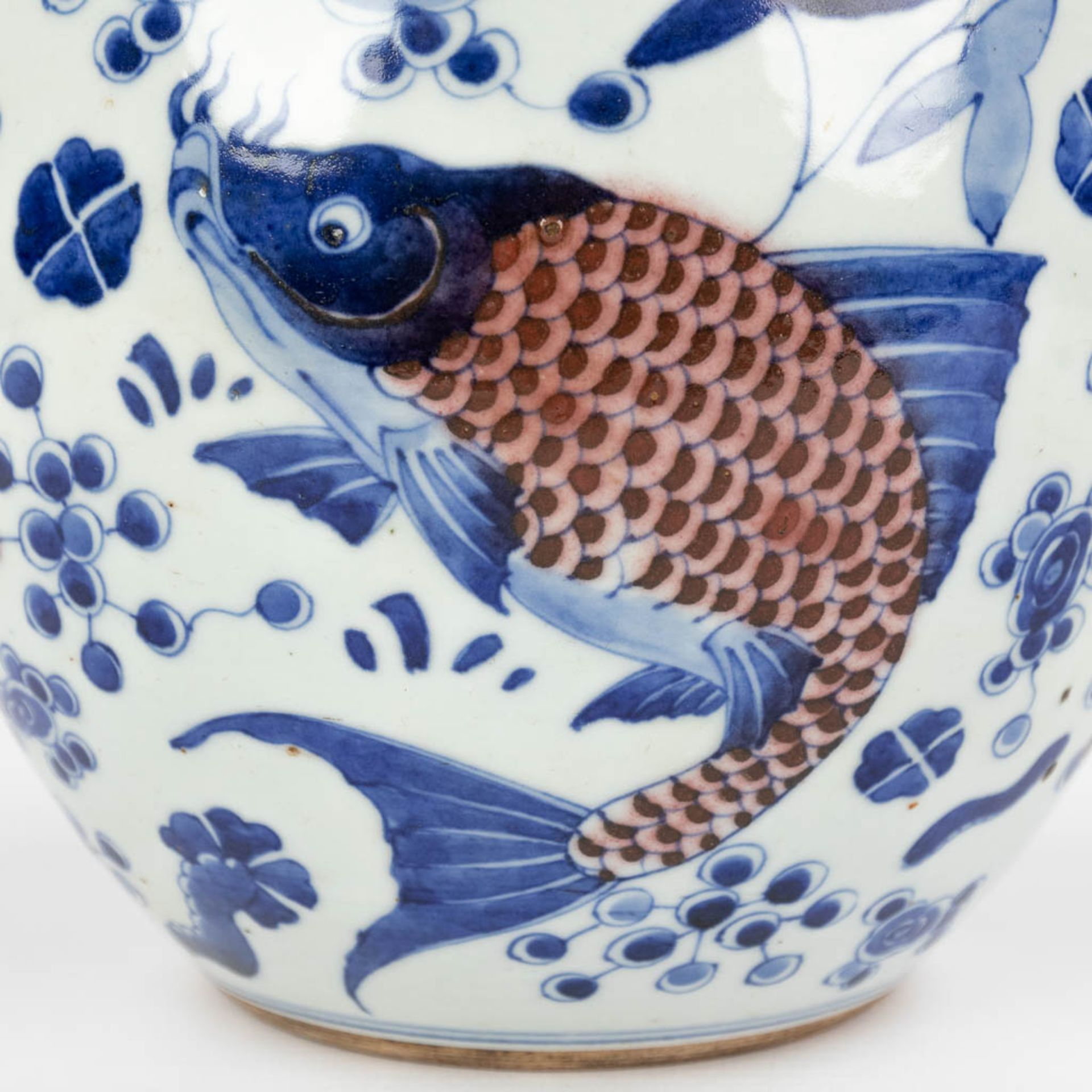 A large Chinese porcelain fish bowl, blue-white decor, 18th/19th C. (H:17 x D:22 cm) - Image 9 of 11