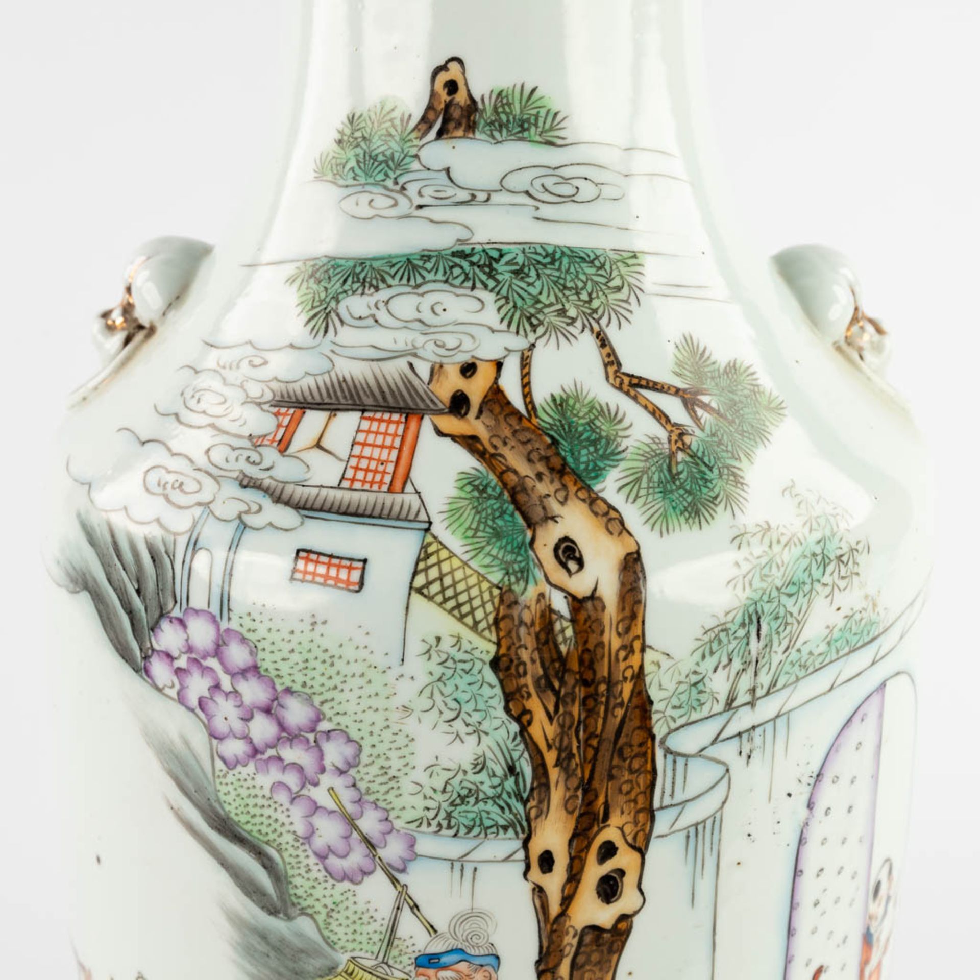 A Chinese vase, decorated with figurines in a garden. 19th/20th C. (H:57 x D:23 cm) - Bild 11 aus 15