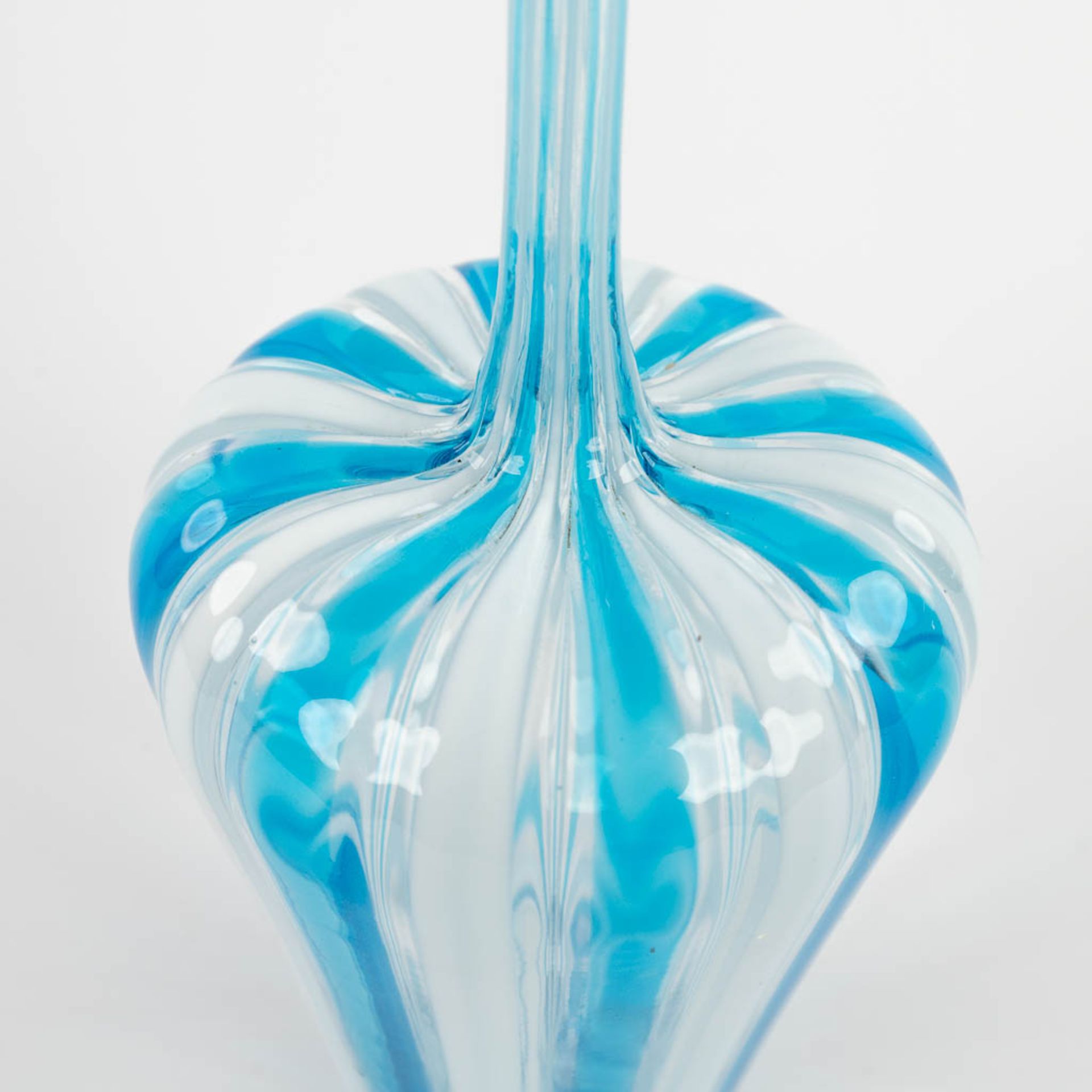 Murano, a blue and white glass vase with elongated neck. (H:28 x D:9 cm) - Bild 9 aus 9