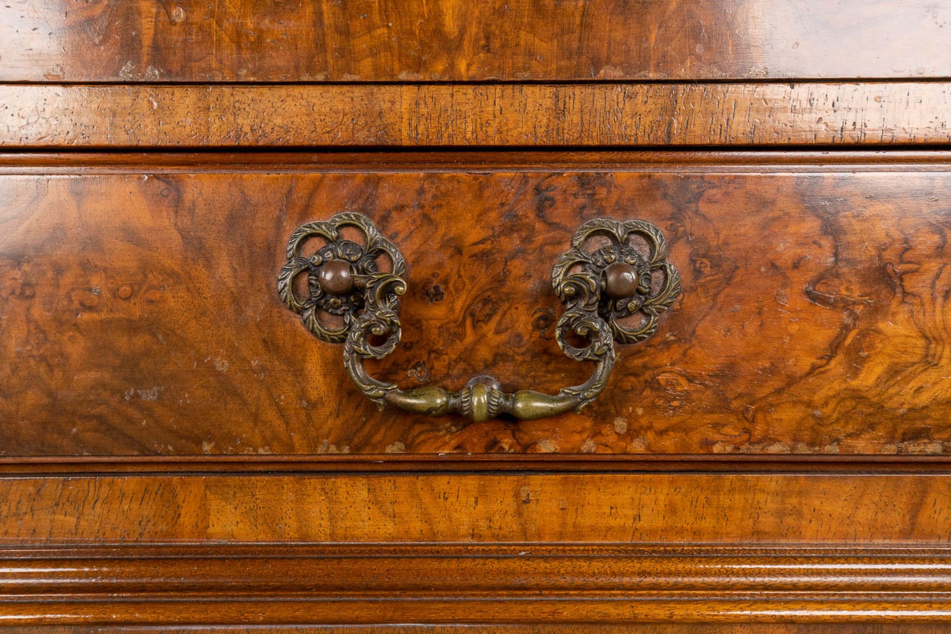 A Side cabinet, walnut veneer, England. 19th C. (D:45 x W:113 x H:107 cm) - Image 11 of 13