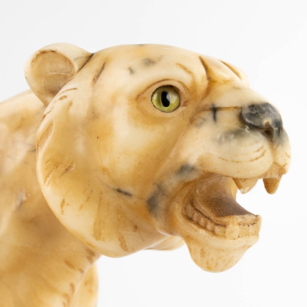 Figurine of a tiger, sculptured alabaster. 20th C. (D:13 x W:32 x H:27 cm) - Image 10 of 11