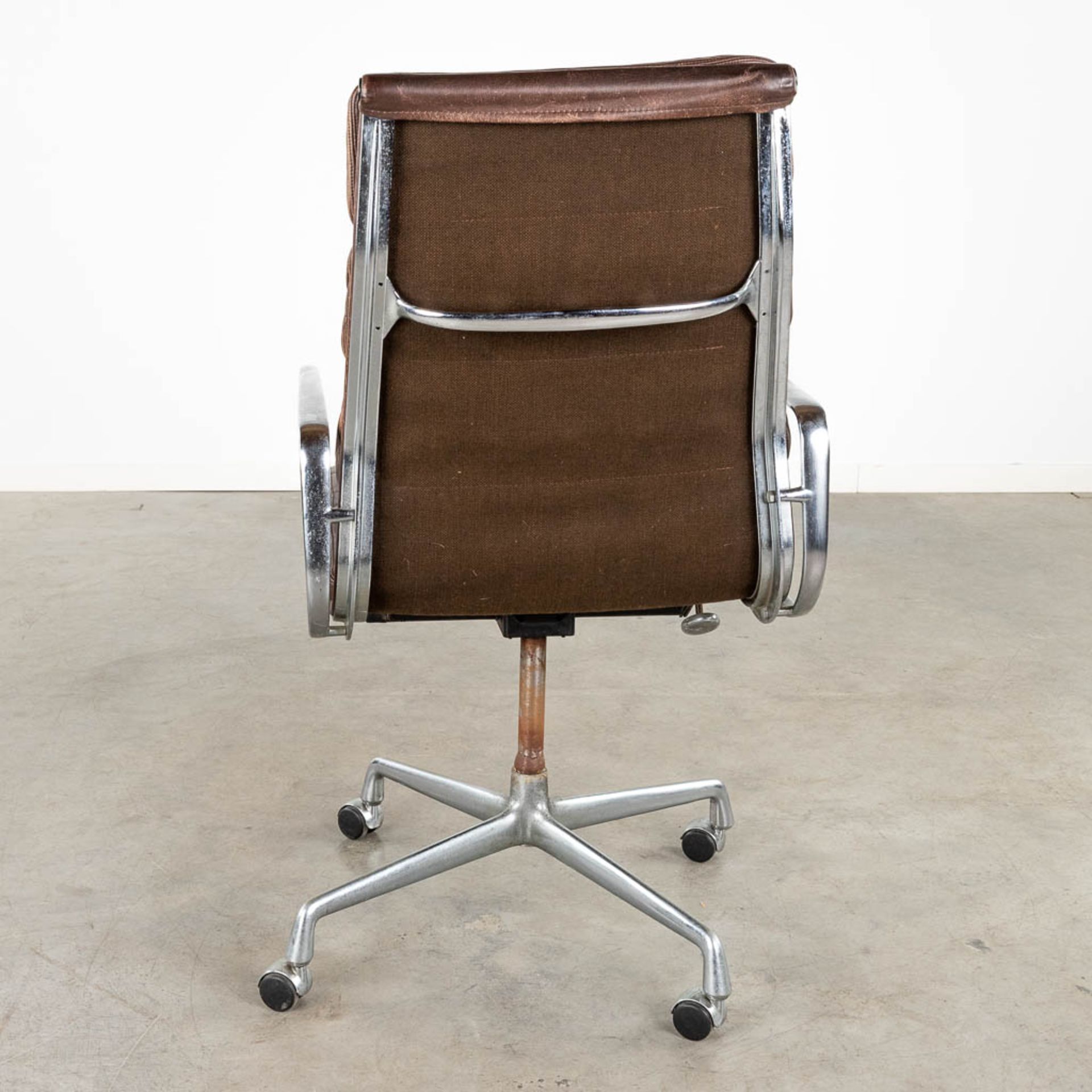 Charles &amp; Ray EAMES (XX-XXI) 'Soft Pad Office Chair' for Herman Miller. (D:111 x W:59 x H:63 cm) - Image 5 of 12