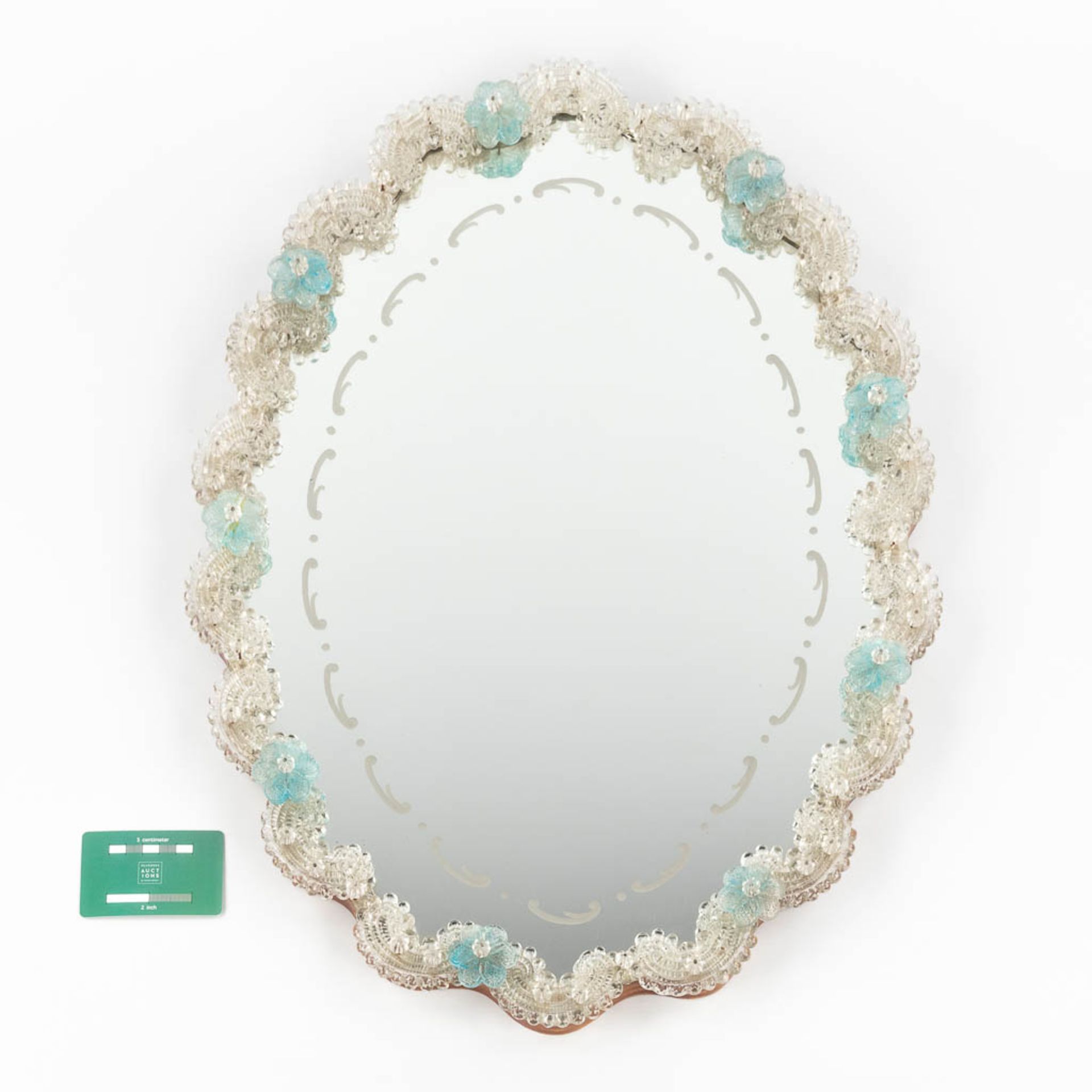 A small Venetian glass wall-mounted mirror, decorated with blue flowers. (W:45 x H:60 cm) - Bild 2 aus 10
