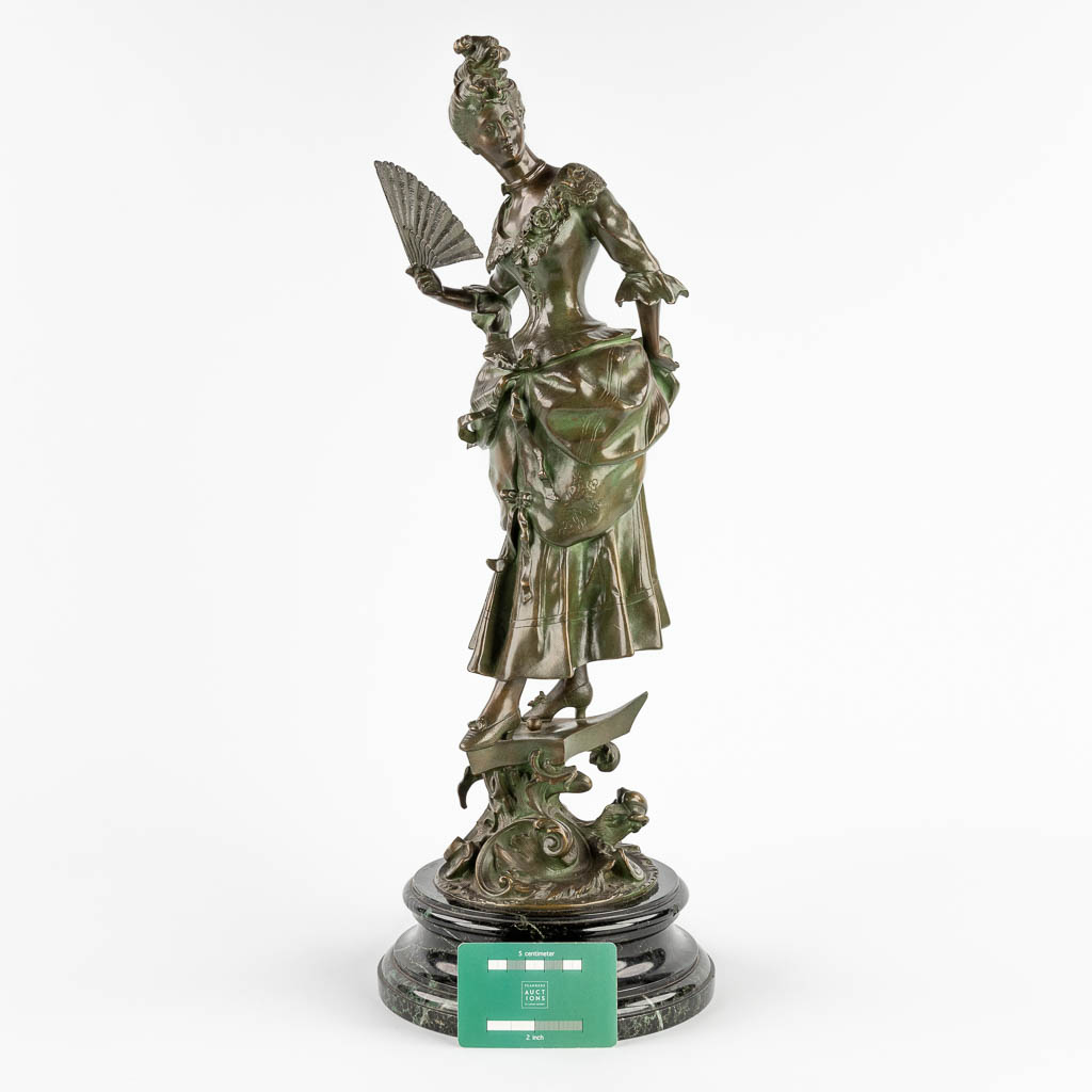 Elegant lady with a fan' a figurine, patinated bronze. (H:55 x D:20 cm) - Image 2 of 10