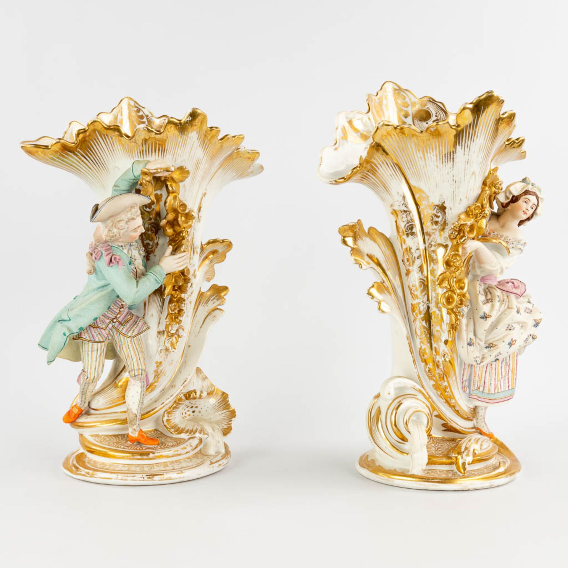 Vieux Bruxelles/Paris, a pair of vases decorated with figurines and hand-painted decors. 19th C. (D: - Bild 3 aus 15