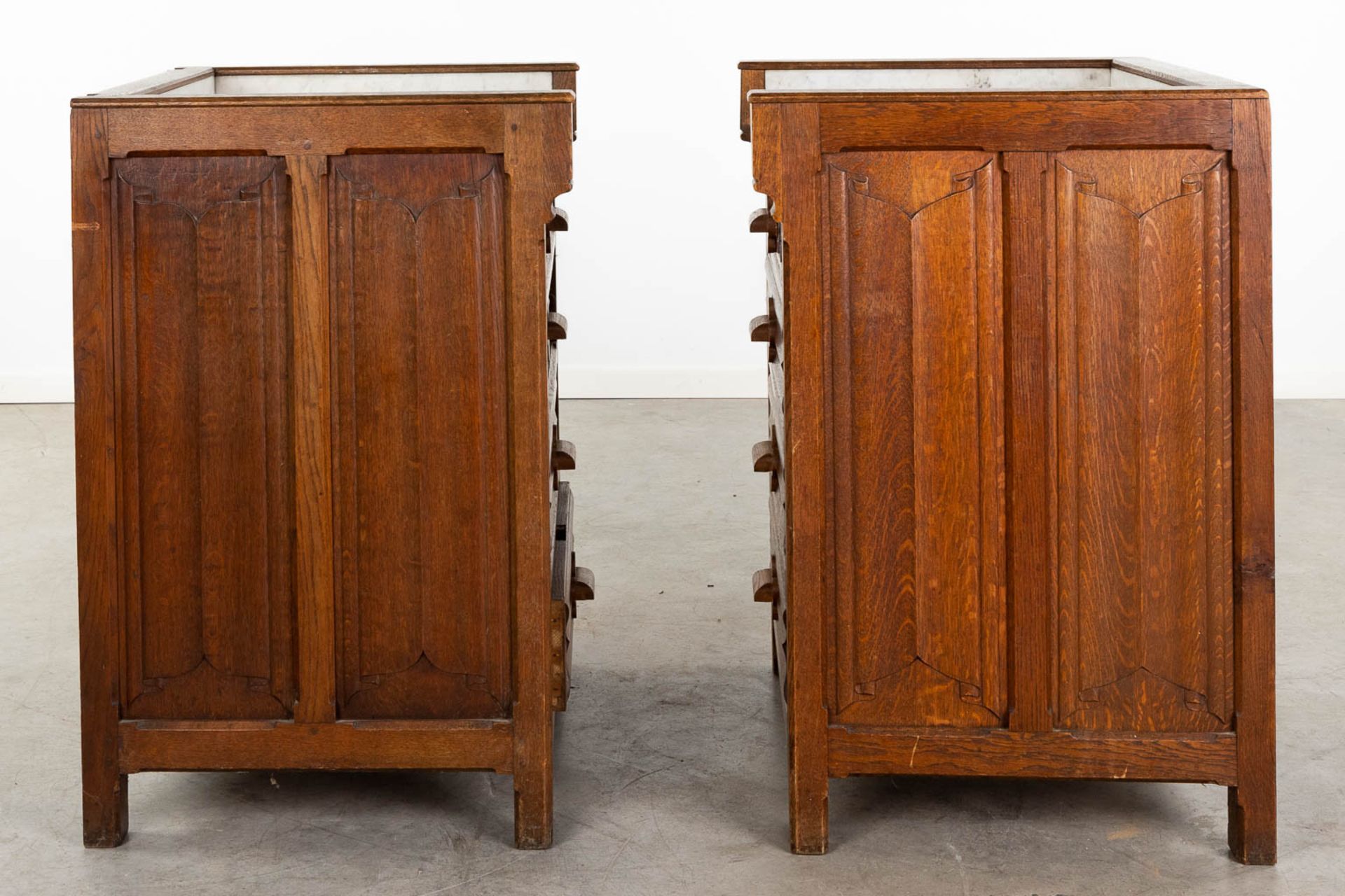 A pair of wood-sculptured cabinets in a gothic revival style. 19th C. (D:59 x W:70 x H:89 cm) - Image 6 of 12