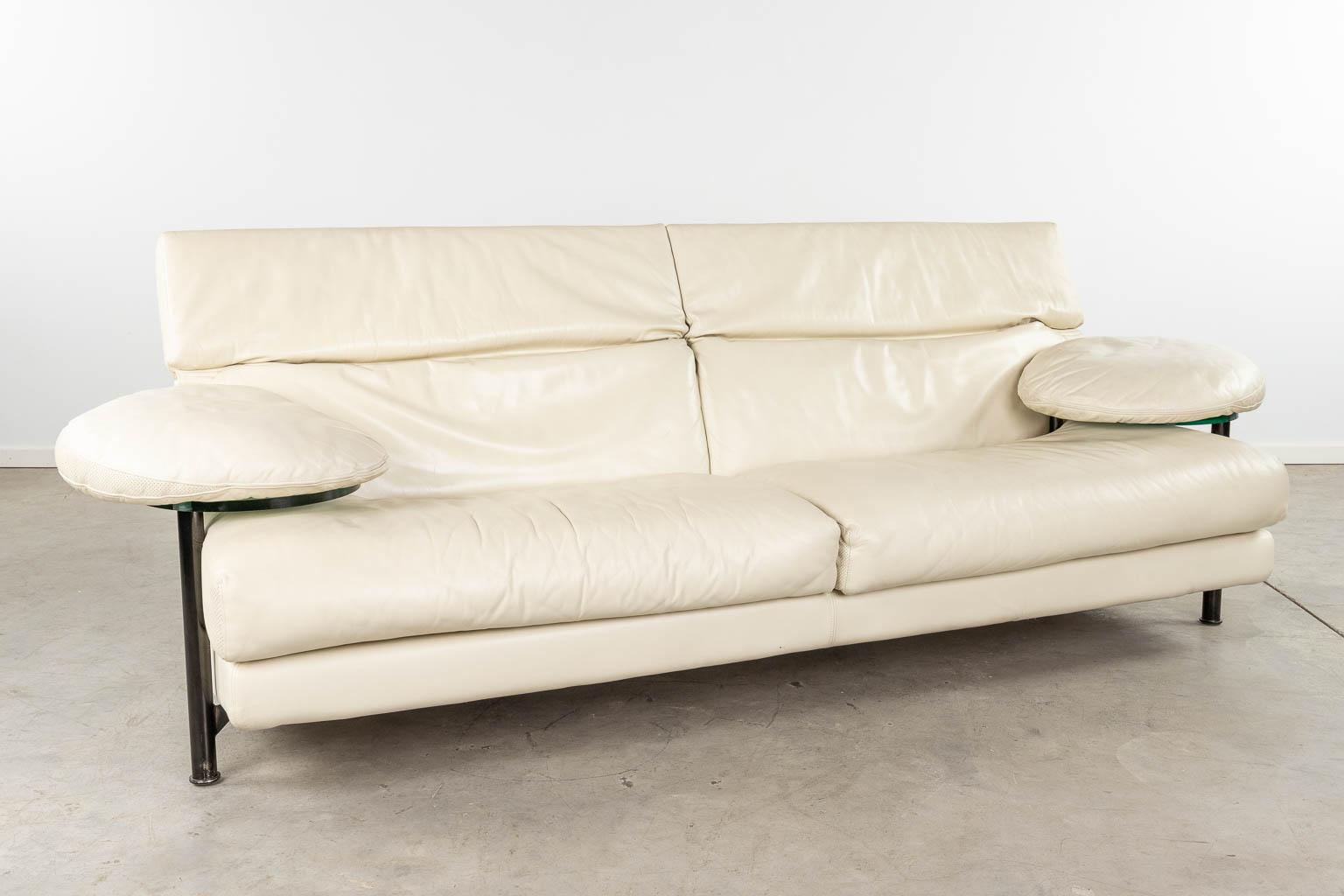 Paolo PIVA (1950-2017) 'Arca' for B&amp;B Italia. Two and Three seater leather sofa. (D:90 x W:250 x - Image 6 of 27