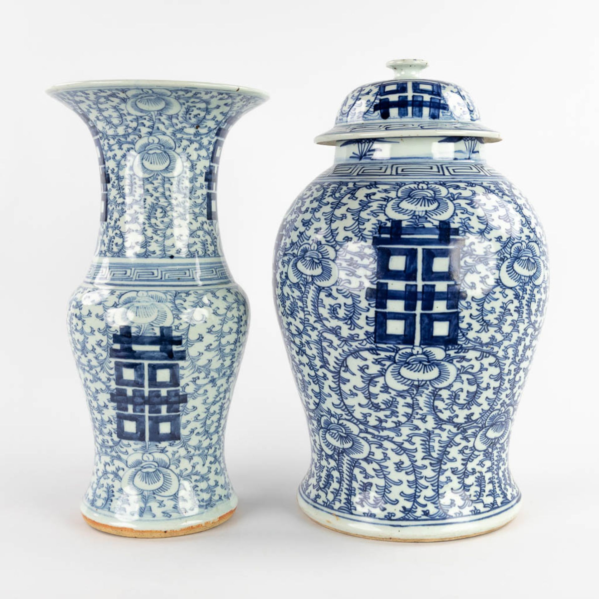 Two Chinese blue-white vases with double Xi-signs of happiness. 19th/20th C. (H:42 x D:25 cm) - Bild 5 aus 18