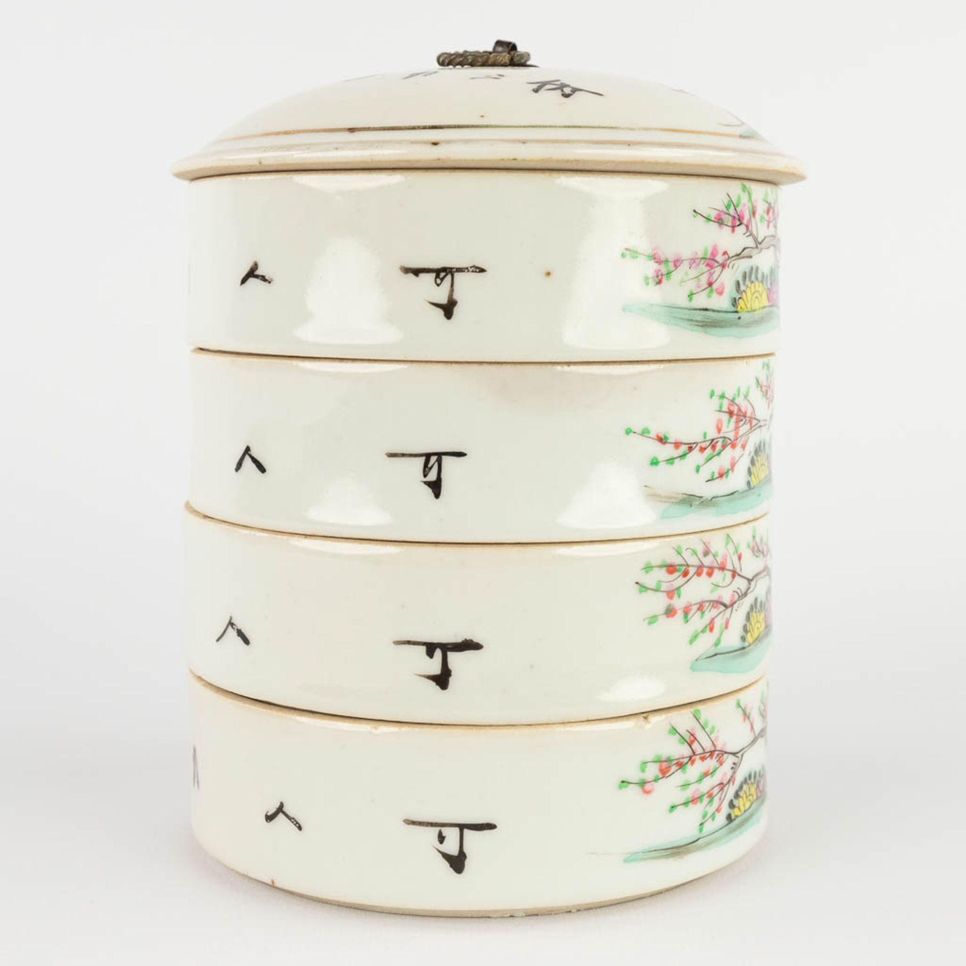 Five pieces of Chinese porcelain, decorated with hand-painted images. 19th/20th C. (H:19 x D:9 cm) - Bild 16 aus 20